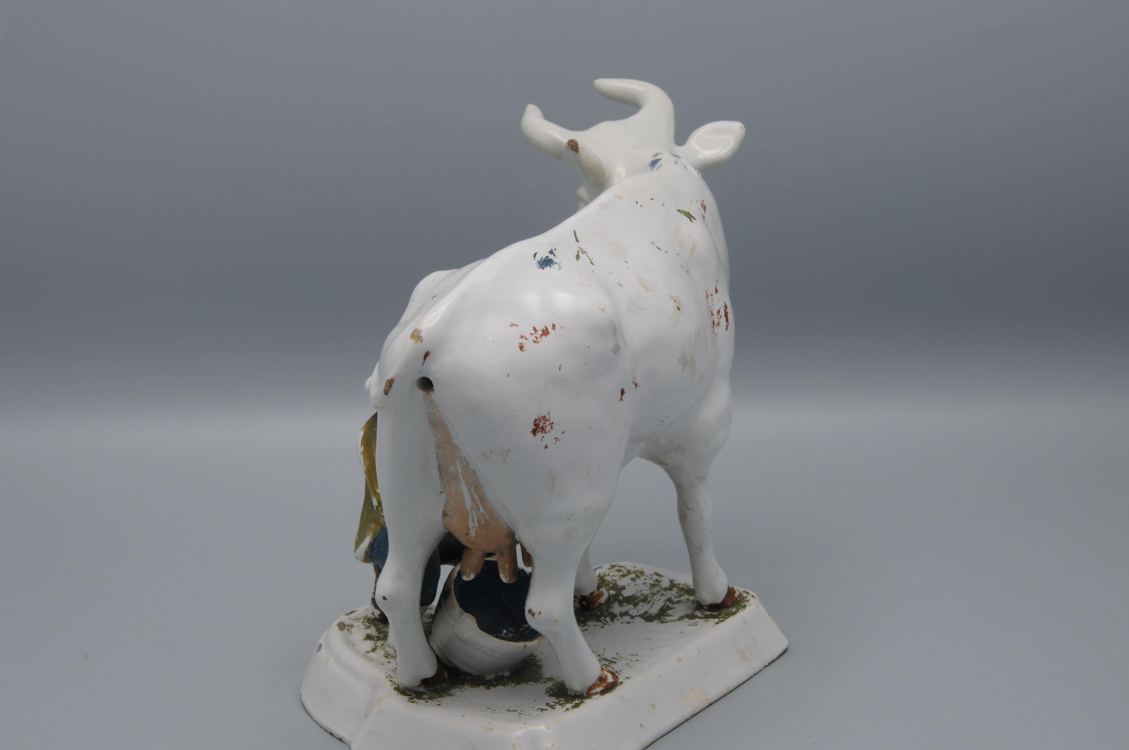 Faïence de Delft Delft - Groupe de figurines représentant une vache et un trayeur, fin du XVIIIe siècle (peinture à froid) en vente