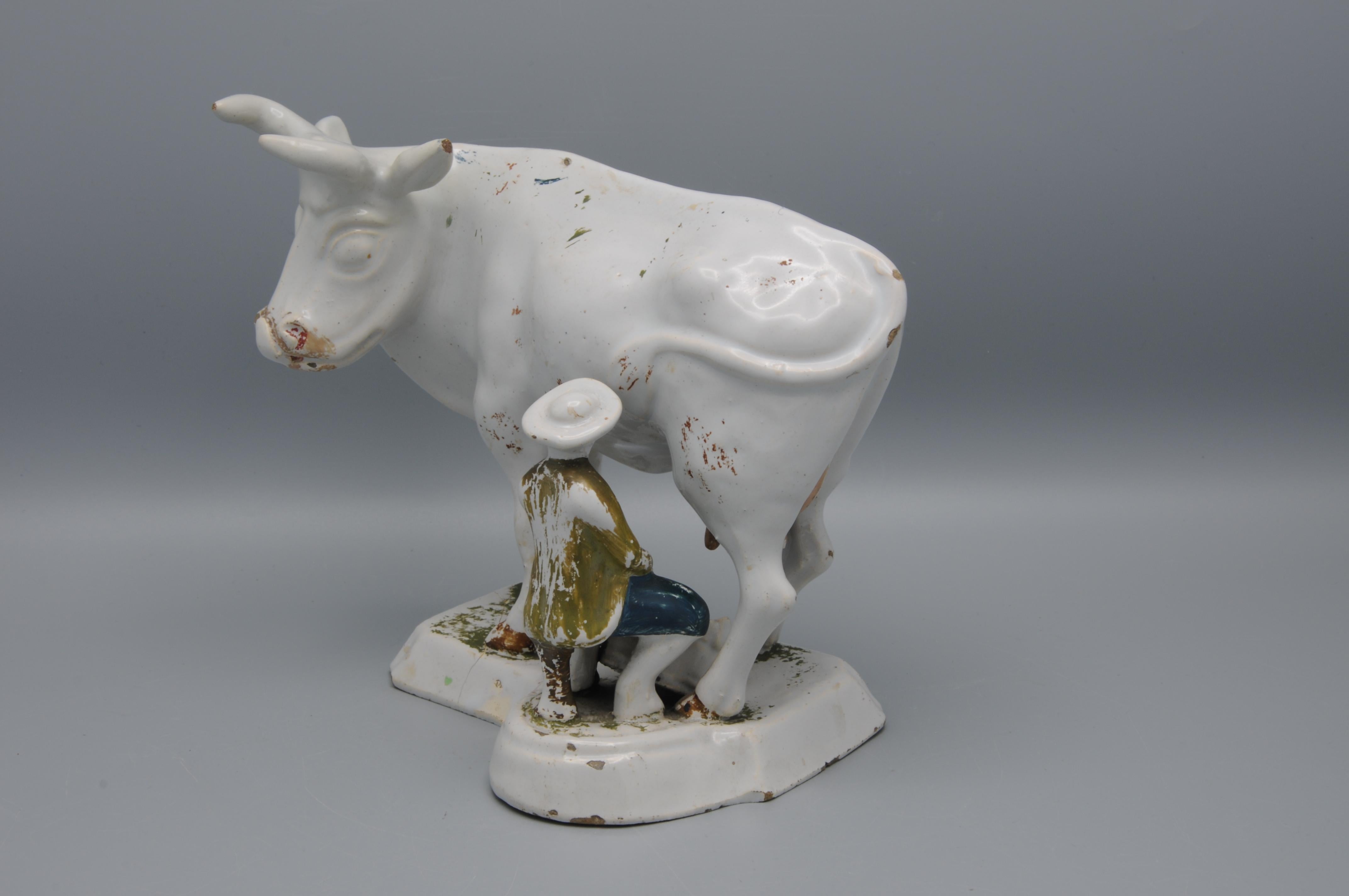 Delft - Groupe de figurines représentant une vache et un trayeur, fin du XVIIIe siècle (peinture à froid) en vente 1