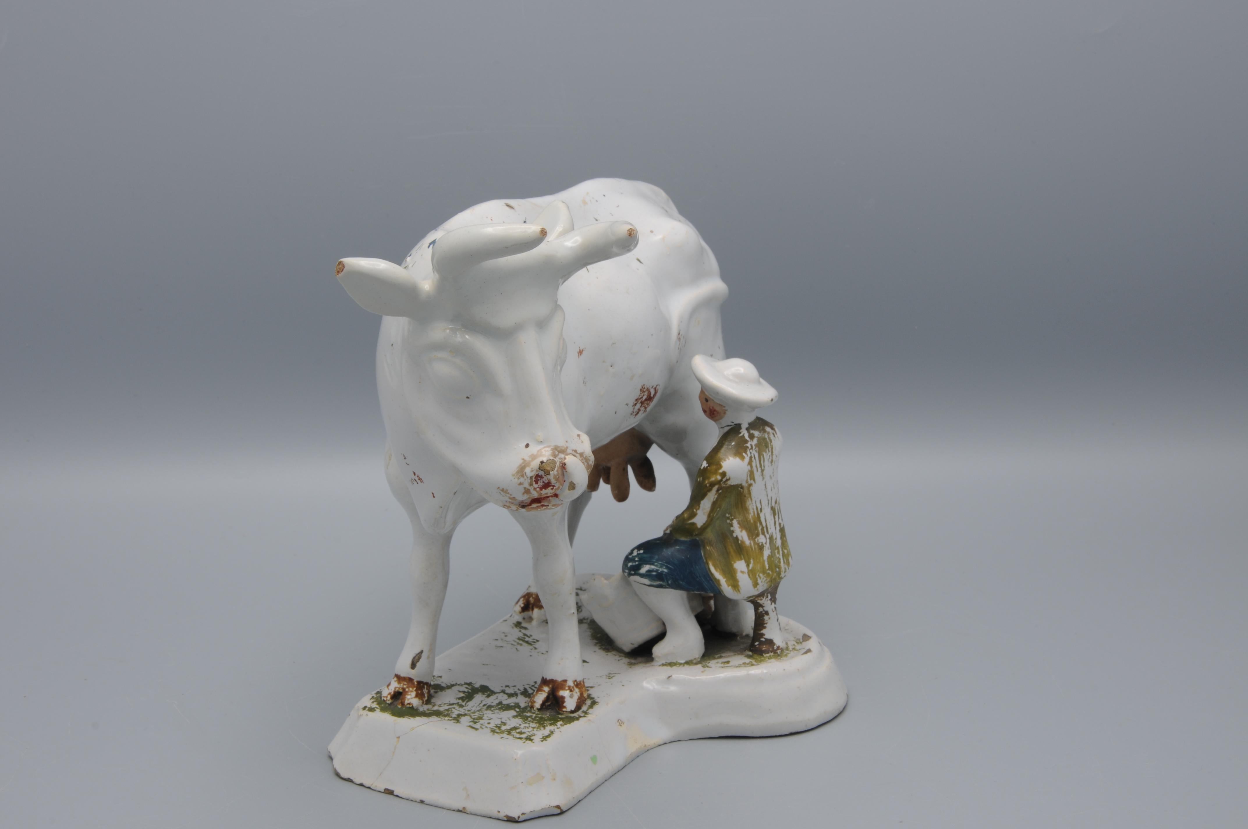 Delft - Groupe de figurines représentant une vache et un trayeur, fin du XVIIIe siècle (peinture à froid) en vente 2