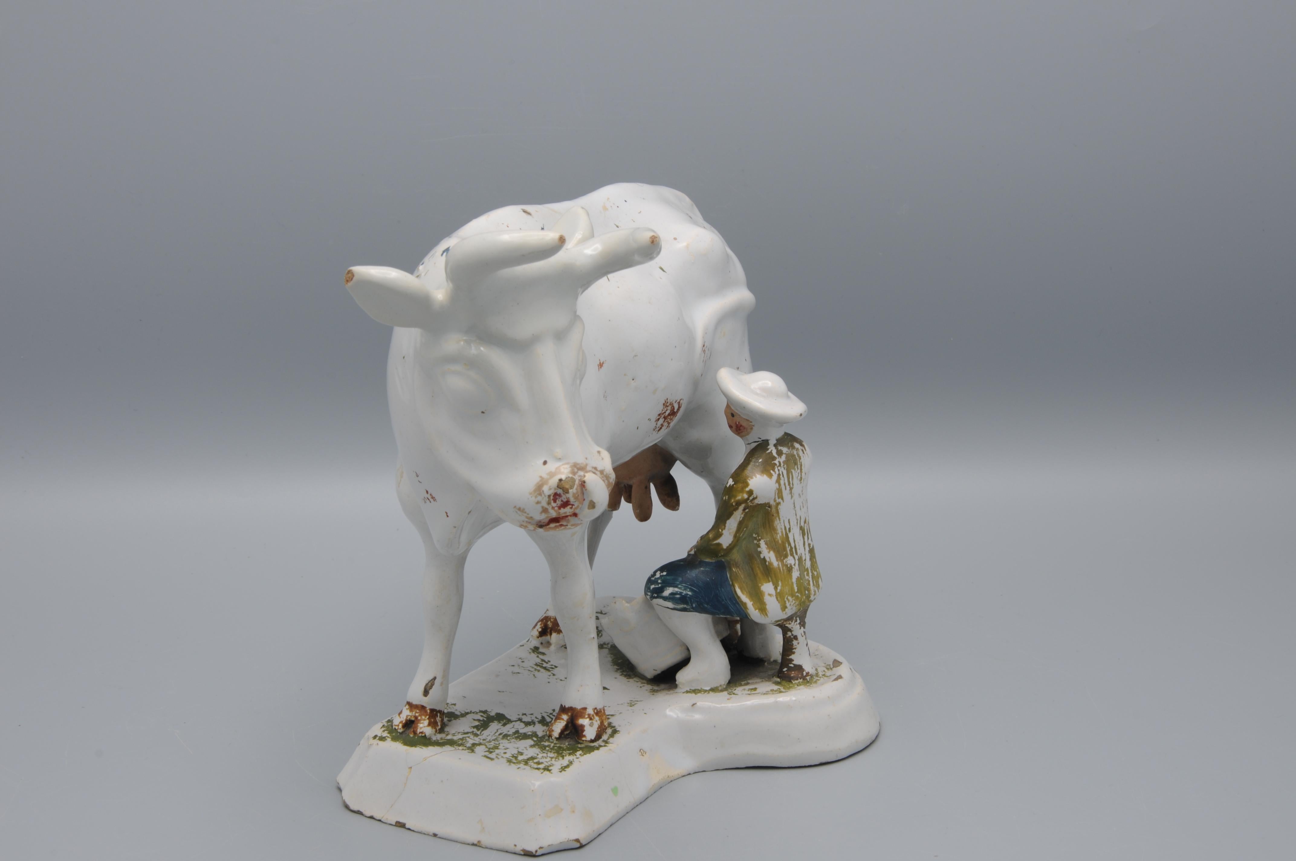 Delft - Groupe de figurines représentant une vache et un trayeur, fin du XVIIIe siècle (peinture à froid) en vente 3