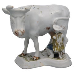 Delft - Groupe de figurines représentant une vache et un trayeur, fin du XVIIIe siècle (peinture à froid)