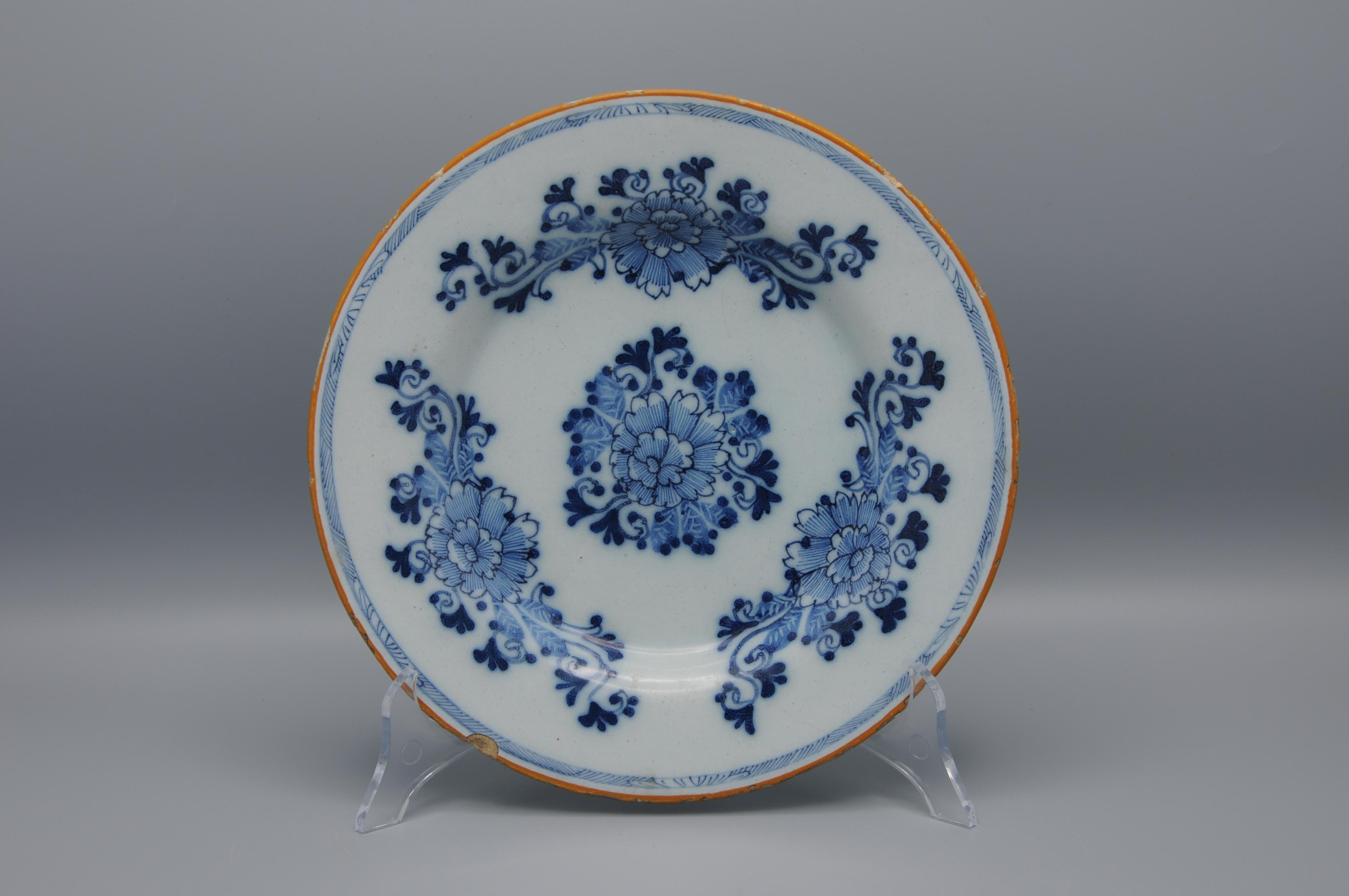 Plato de Delftware del siglo XVIII con decoración floral de un crisantemo central.
Borde adornado con 3 volutas de follaje. Borde amarillo. Inspirado en la porcelana china Qianlong. 

marcado: Porceleyne Bijl (1657-1803).


Estado: algunos arañazos