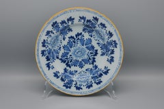 Delft,  Blumenteller mit Blumenmotiv von „Grieksche A“ – 18. Jahrhundert