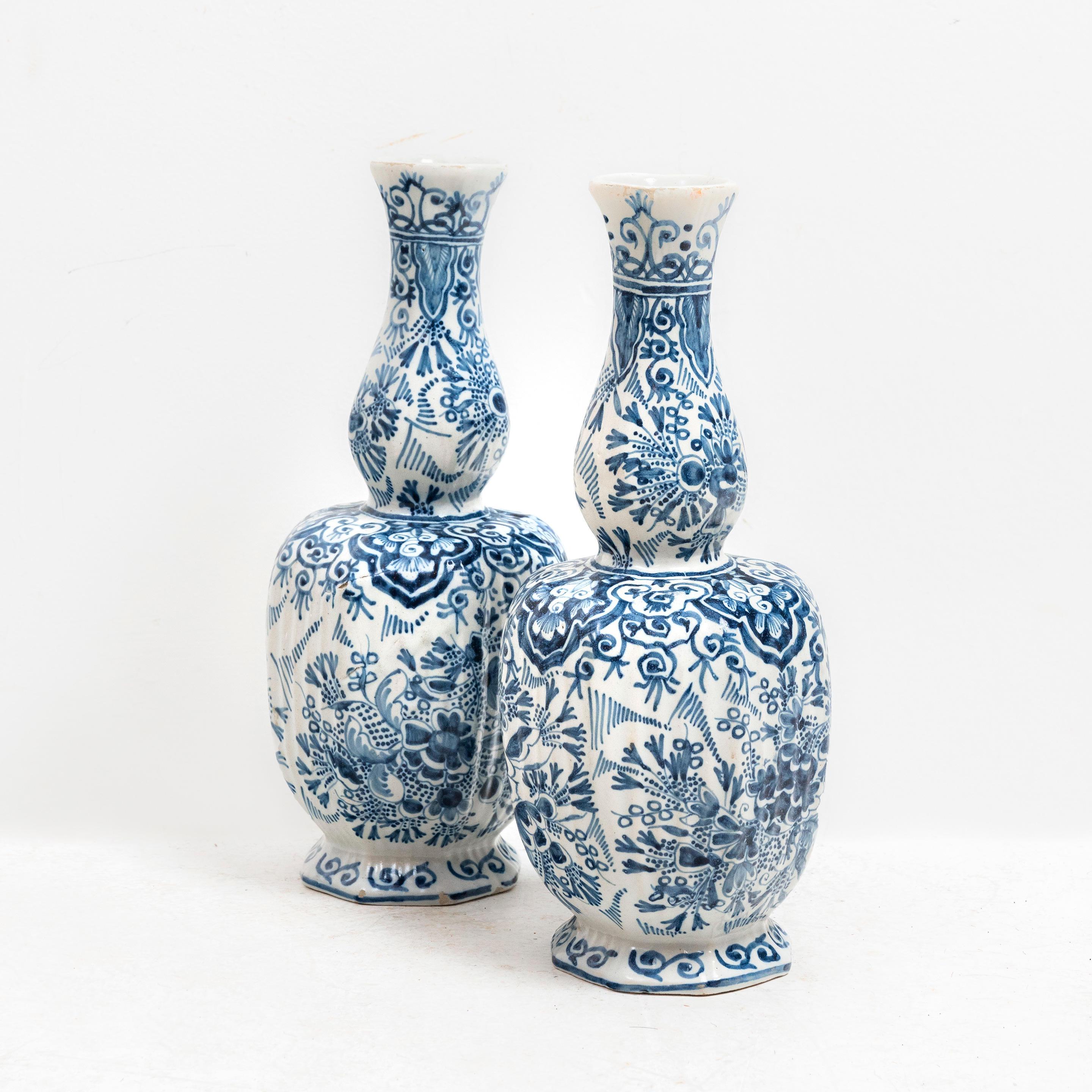 Ref: 126571

Pair of Delft tin glaze garlic neck vases. 
Holland Circa 1790

Measurements: H: 28.5cm (11.2