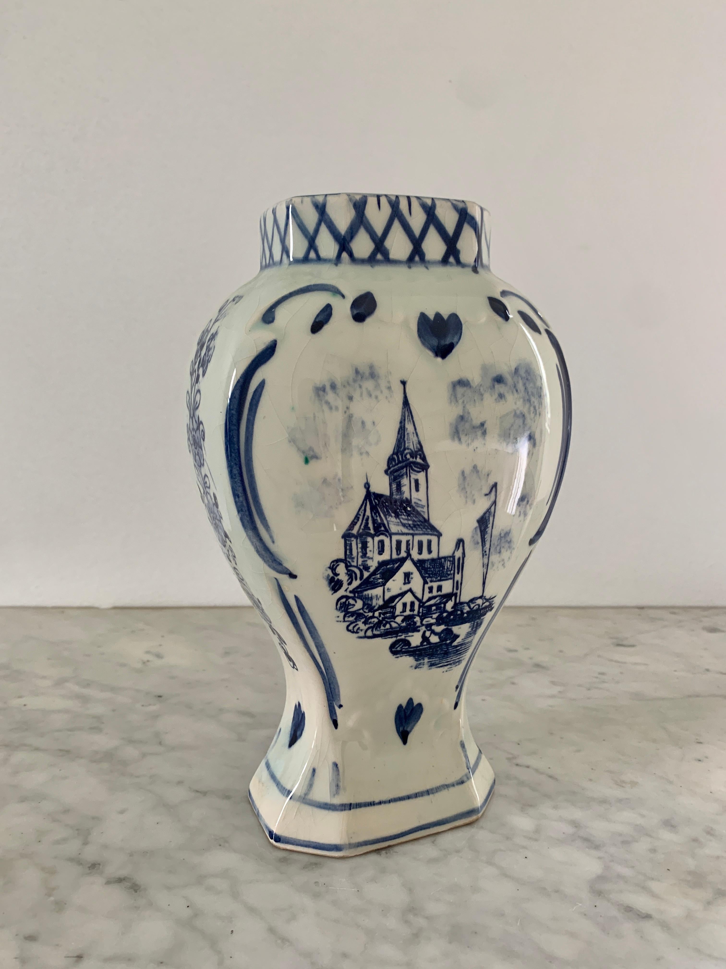 Vaso in porcellana blu e bianca dipinto a mano di Delft in vendita 1