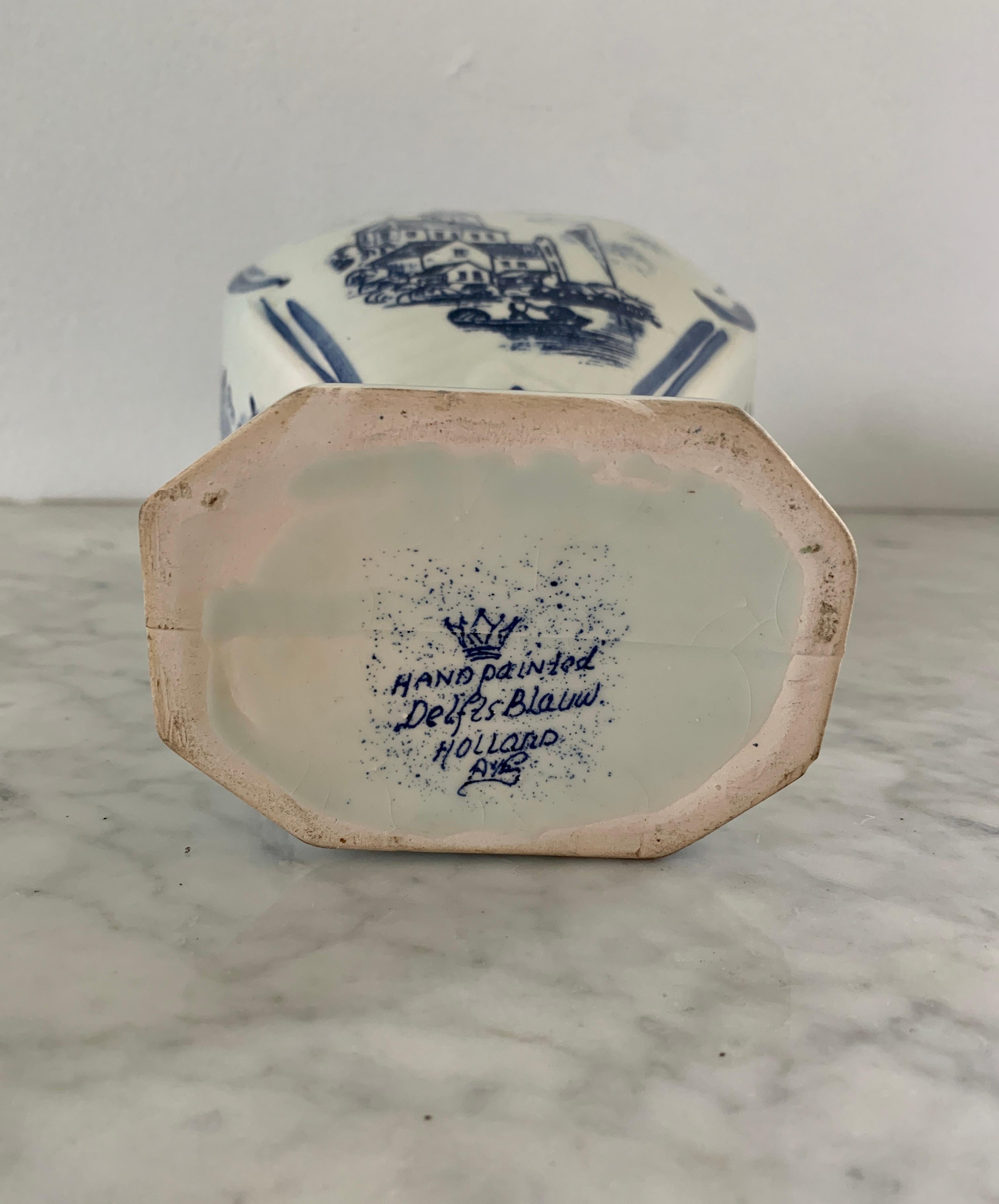 Vaso in porcellana blu e bianca dipinto a mano di Delft in vendita 2