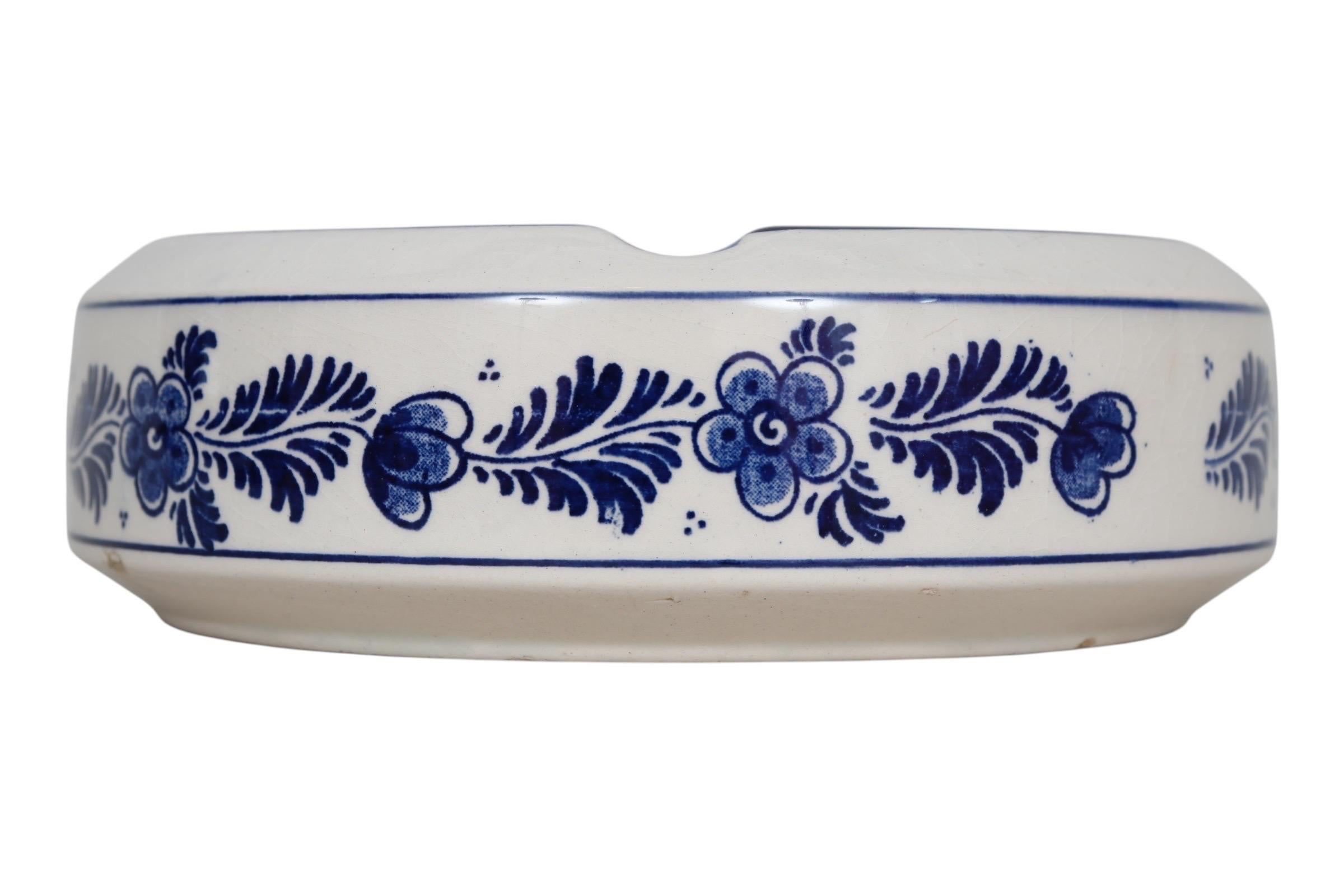 Néerlandais Cendrier en céramique peint à la main de Delft en vente