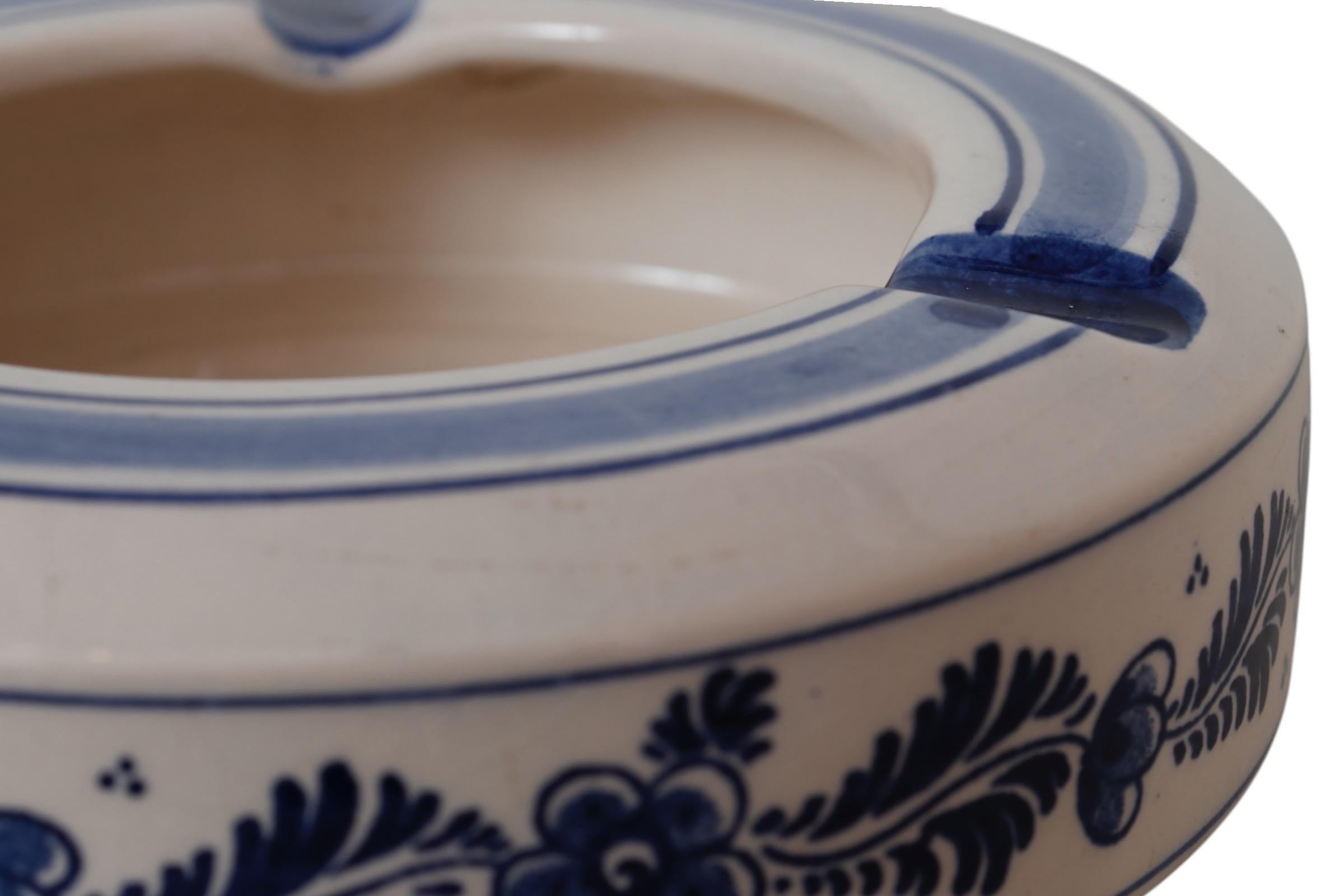 20ième siècle Cendrier en céramique peint à la main de Delft en vente
