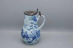 Delft - Krug aus blauer Delfter Keramik mit 'chinesischem' Dekor und Silberdeckel, um 1700