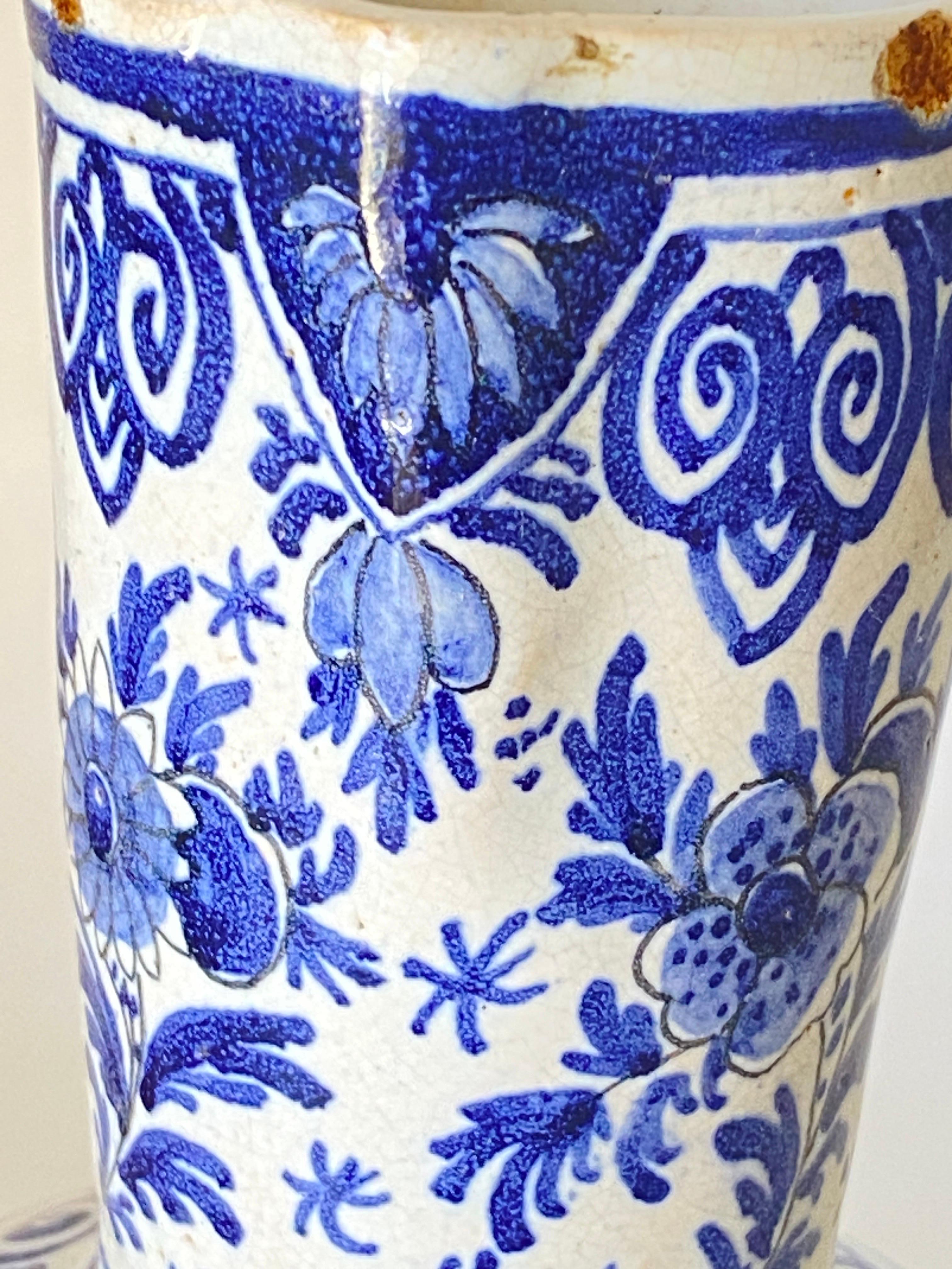 Delft Jug in Faïence, White and Blue, 18eme Century by Adrian Pynacker Signed In Excellent Condition For Sale In Auribeau sur Siagne, FR