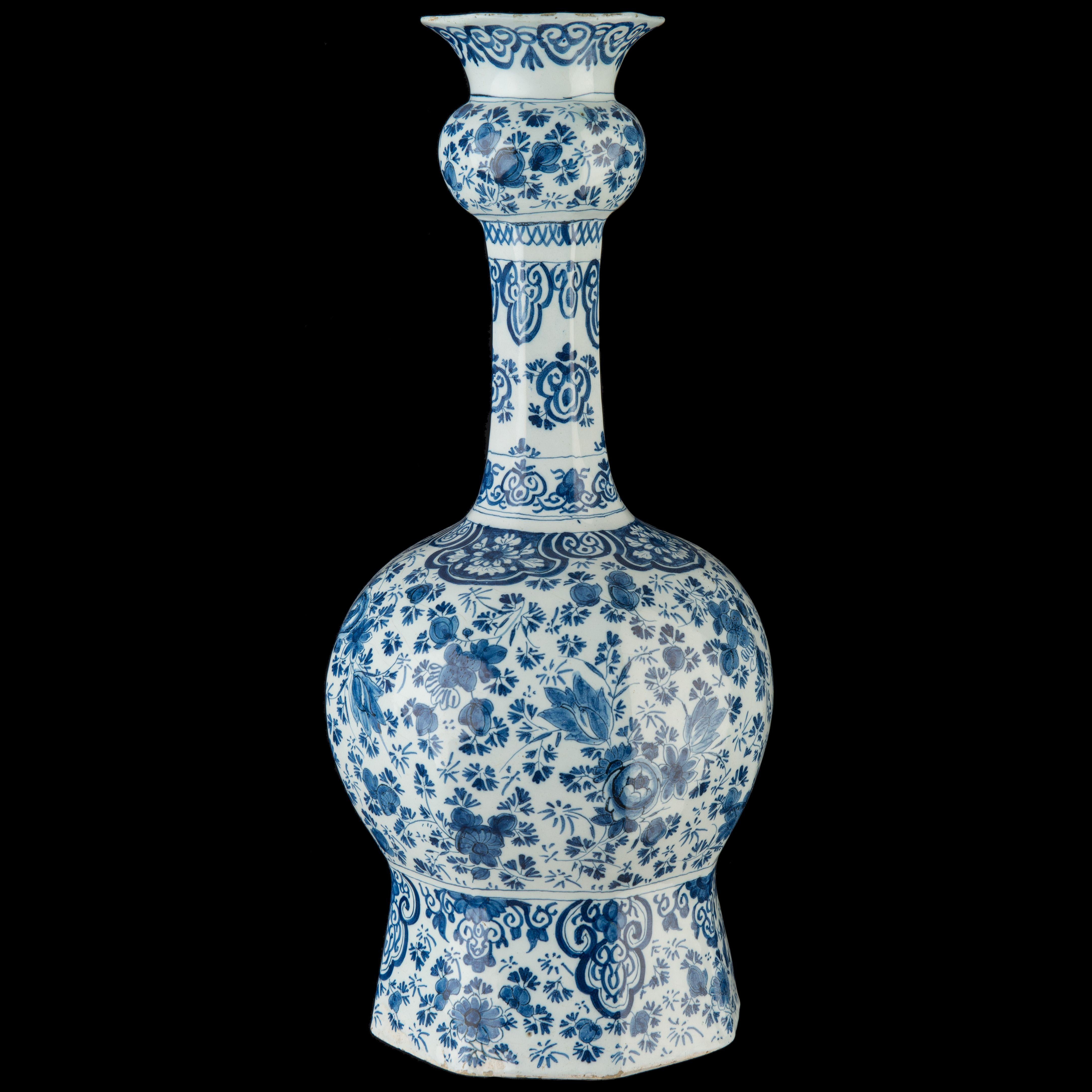 Delft, Large Blue and White Garlic-Head Bottle Vase, 1700-1720 In Good Condition In Verviers, BE