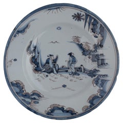  Delft, gran plato de chinoiserie azul y morado hacia 1680  