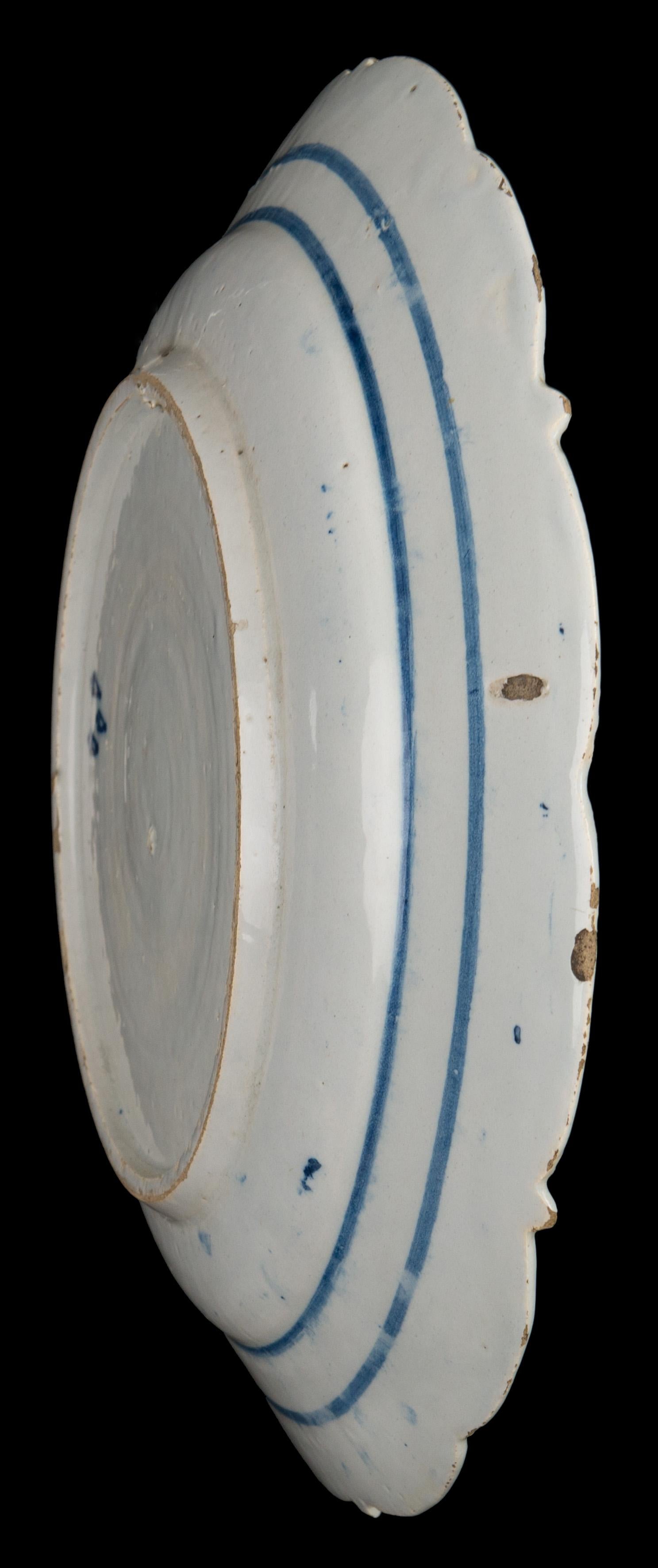 Néerlandais Grand plat bleu et blanc avec vase à fleurs de Delft, 1750, The Three Bells Pottery en vente