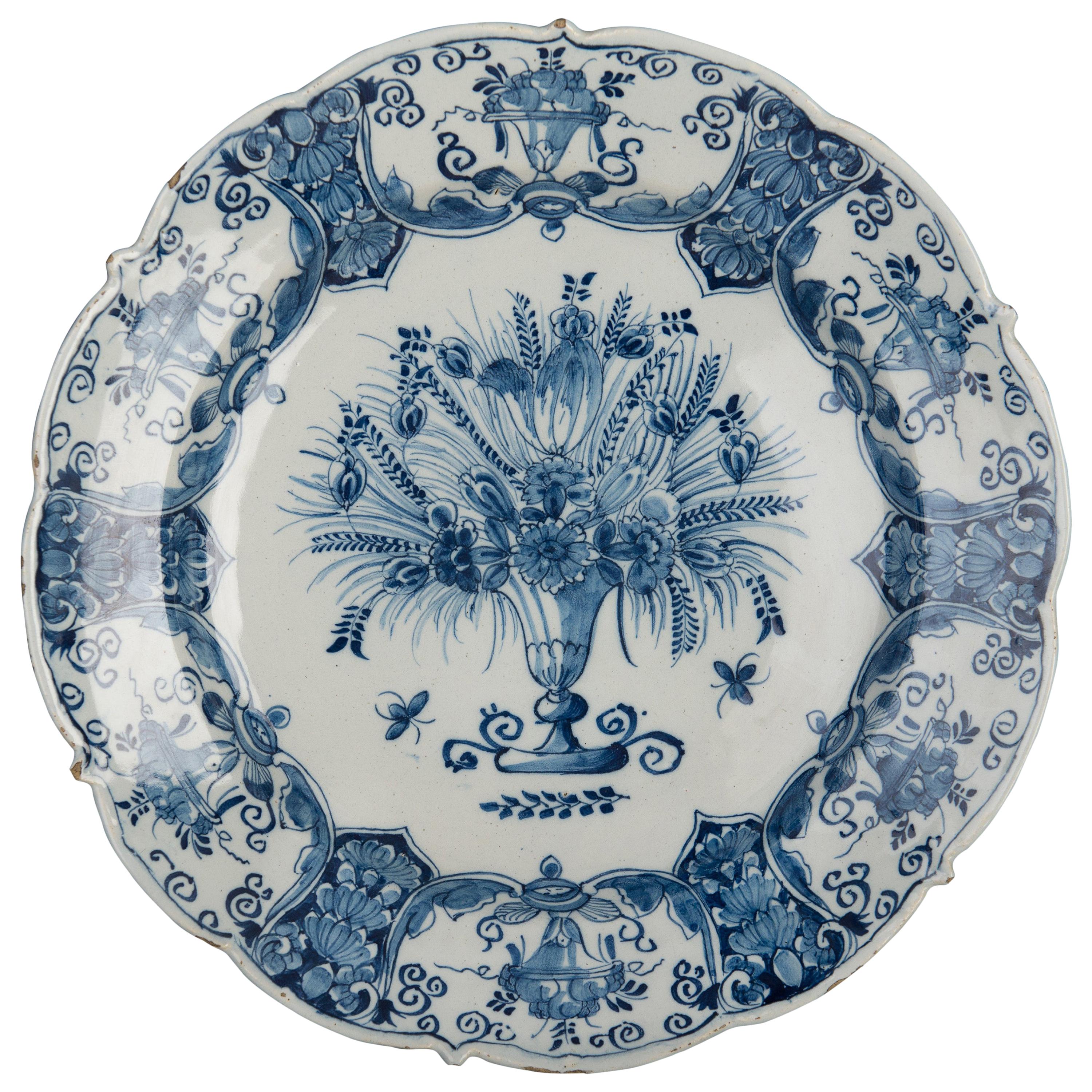 Grand plat bleu et blanc avec vase à fleurs de Delft, 1750, The Three Bells Pottery