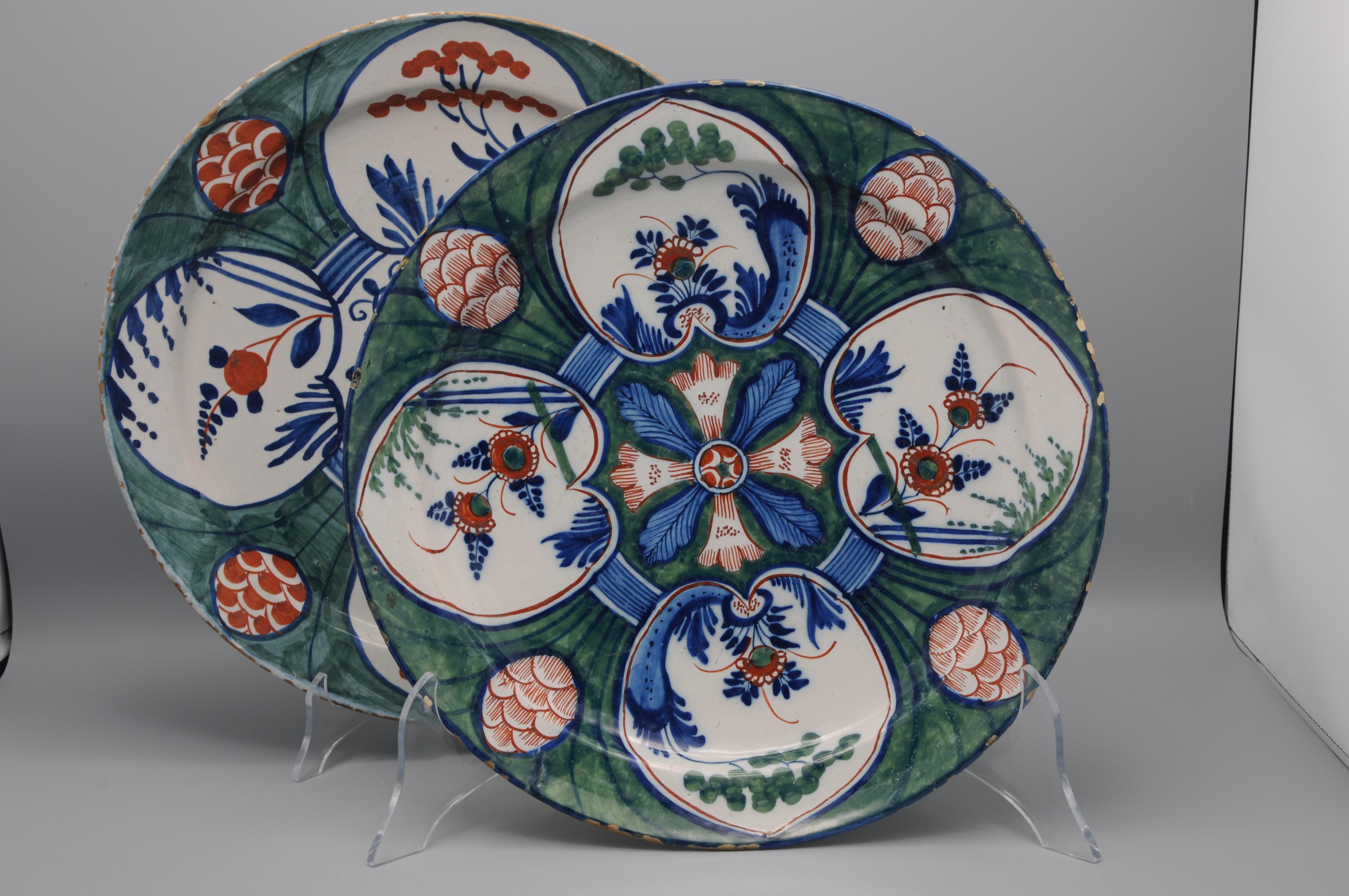 Delft - Large green and polychrome 'Four Hearts' charger -  mid 18th century For Sale 5