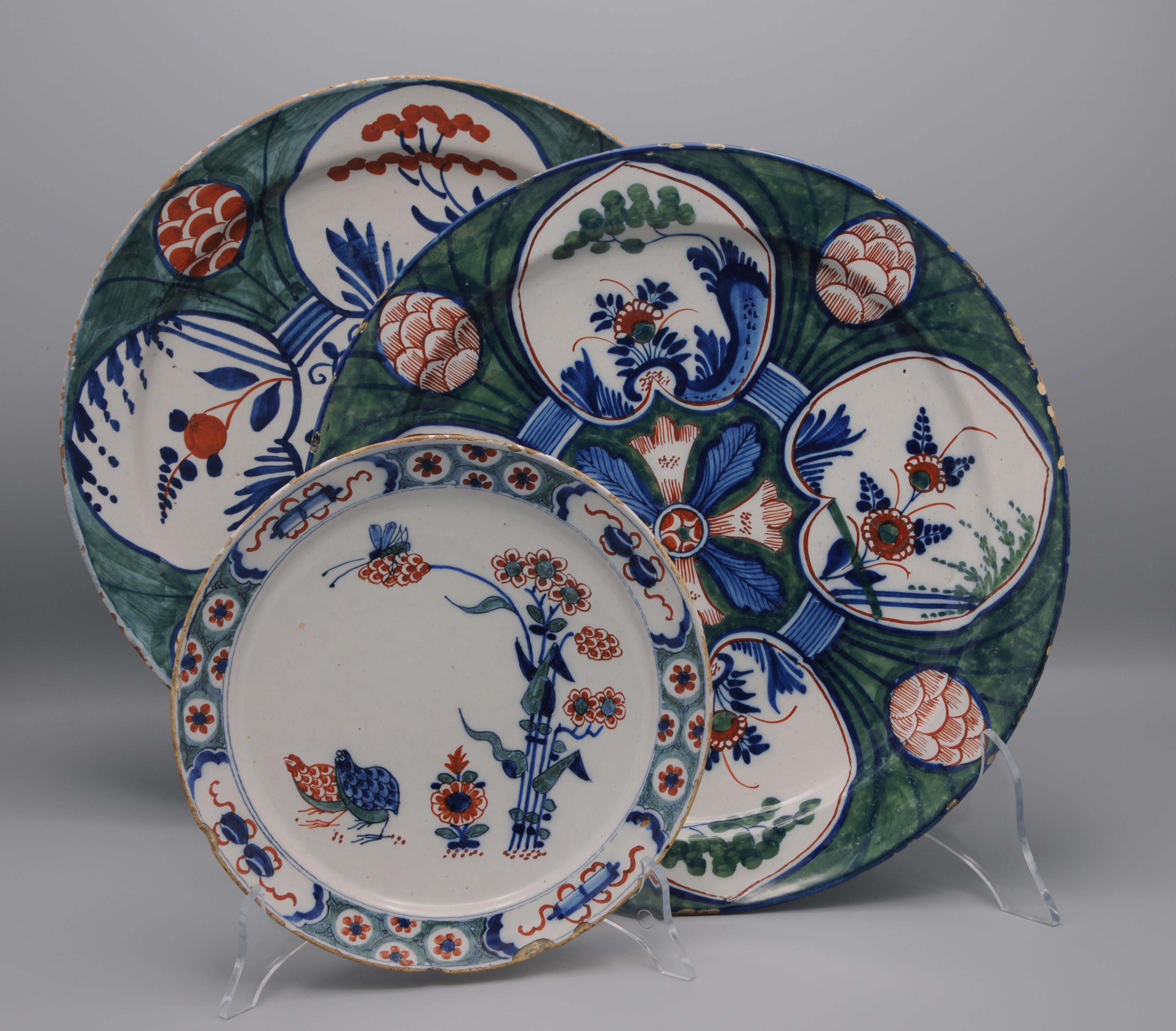 Delft - Large green and polychrome 'Four Hearts' charger -  mid 18th century For Sale 6