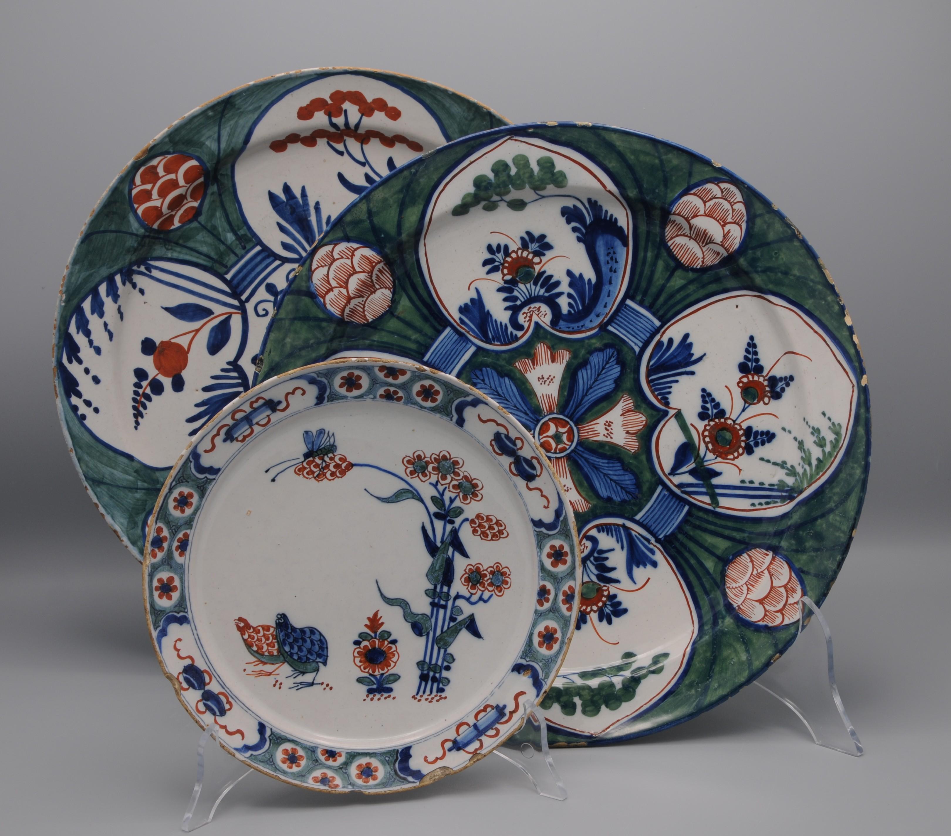 Delft - Large green and polychrome 'Four Hearts' charger -  mid 18th century For Sale 7