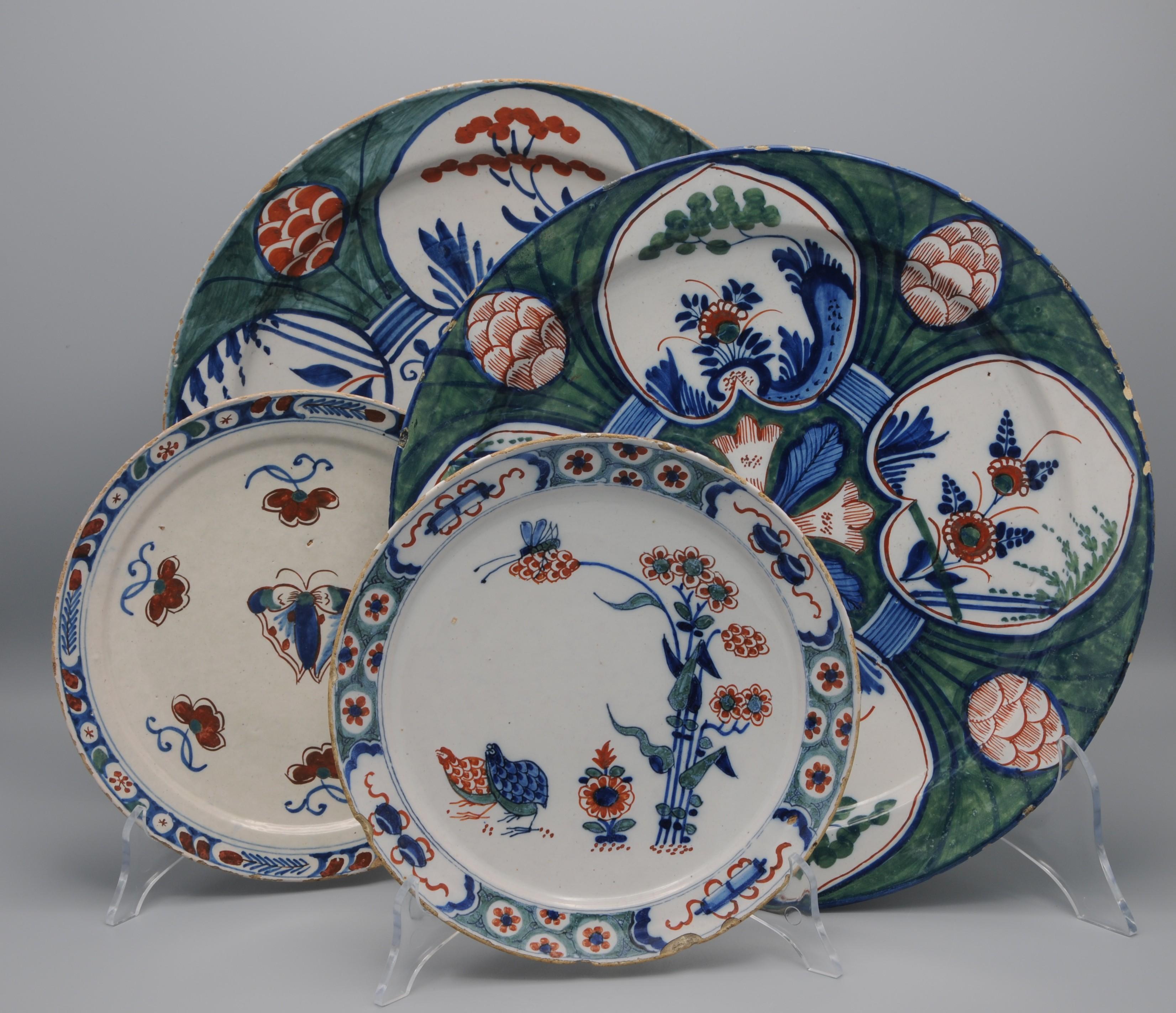 Delft - Large green and polychrome 'Four Hearts' charger -  mid 18th century For Sale 8