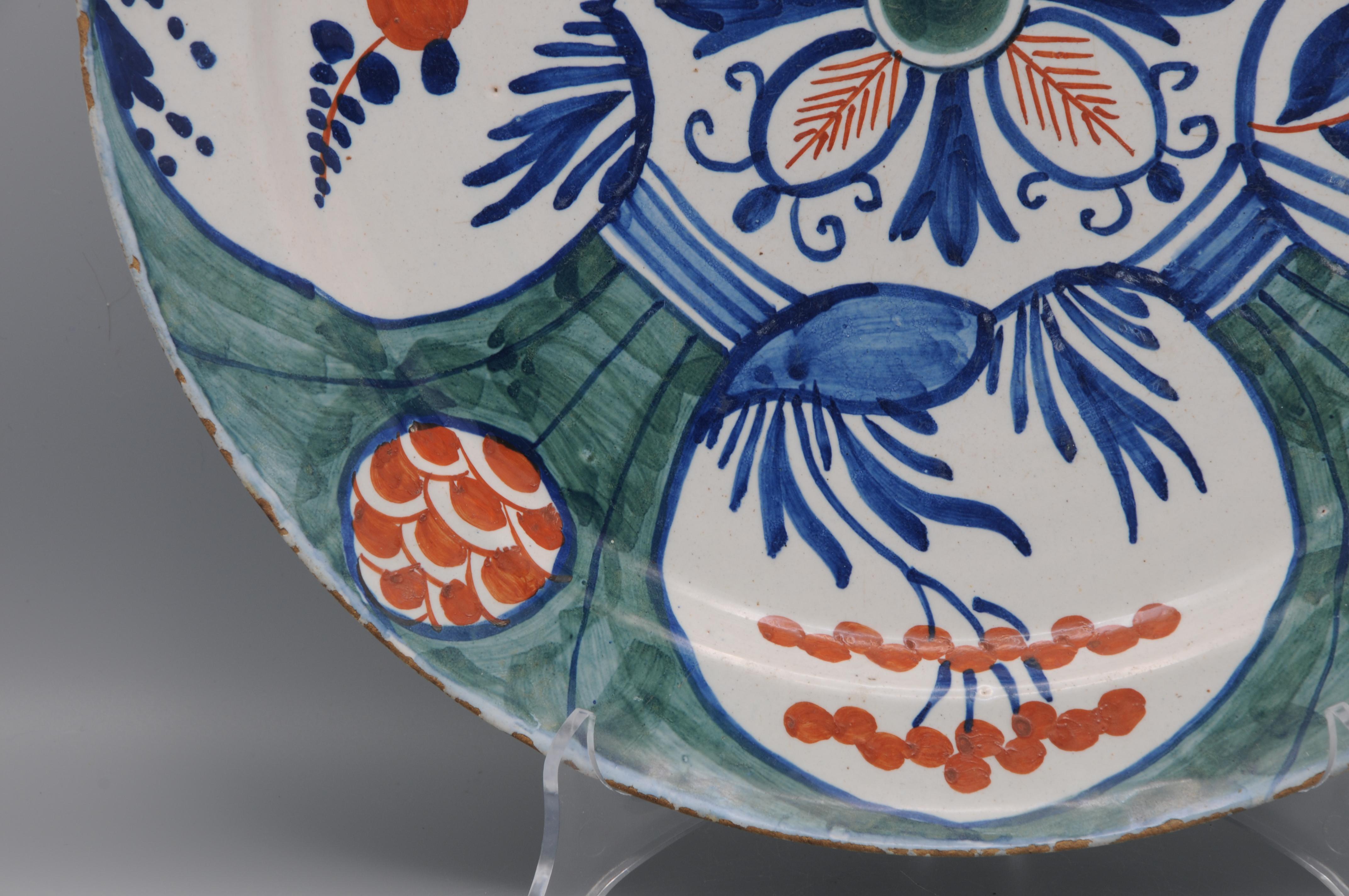Delft - Large green and polychrome 'Four Hearts' charger -  mid 18th century In Good Condition For Sale In DELFT, NL