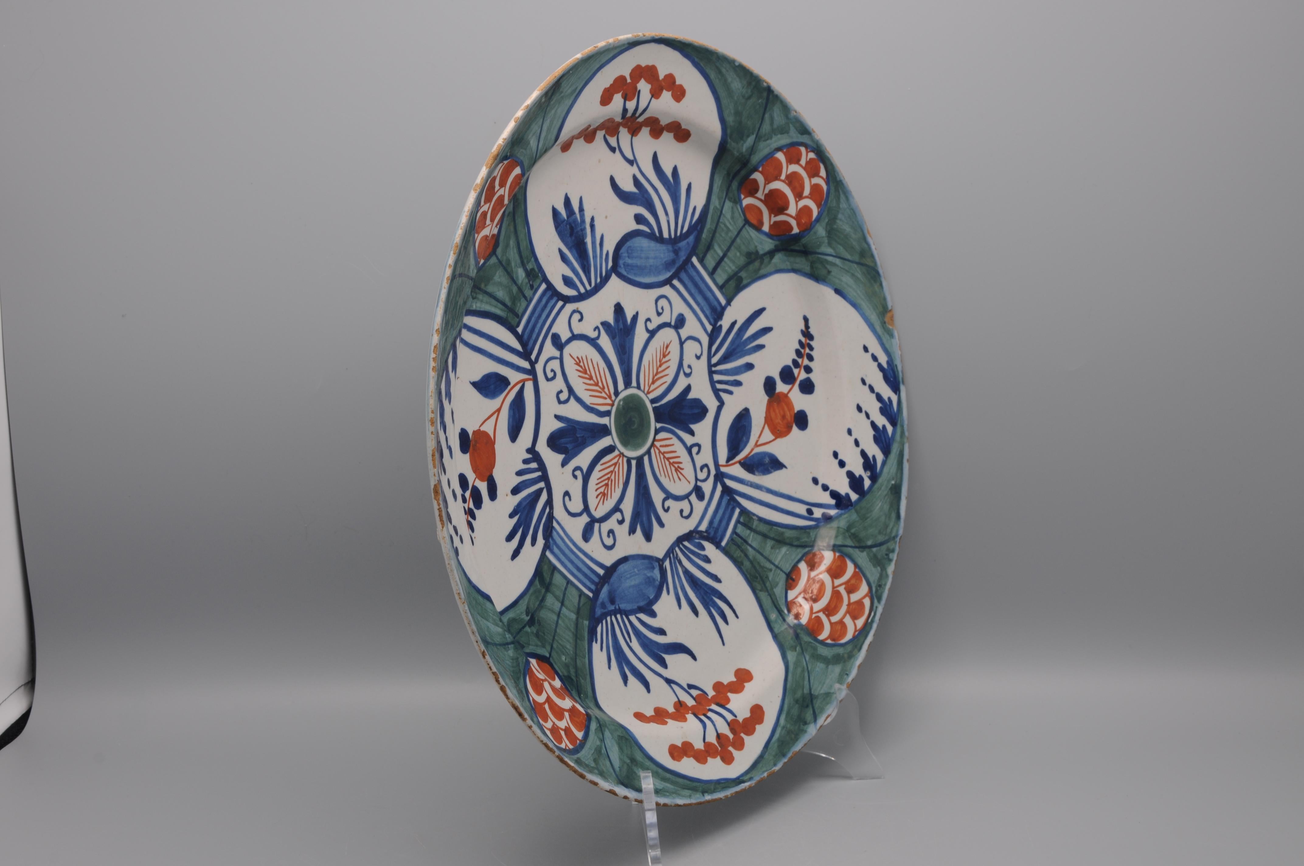 Earthenware Delft - Large green and polychrome 'Four Hearts' charger -  mid 18th century For Sale