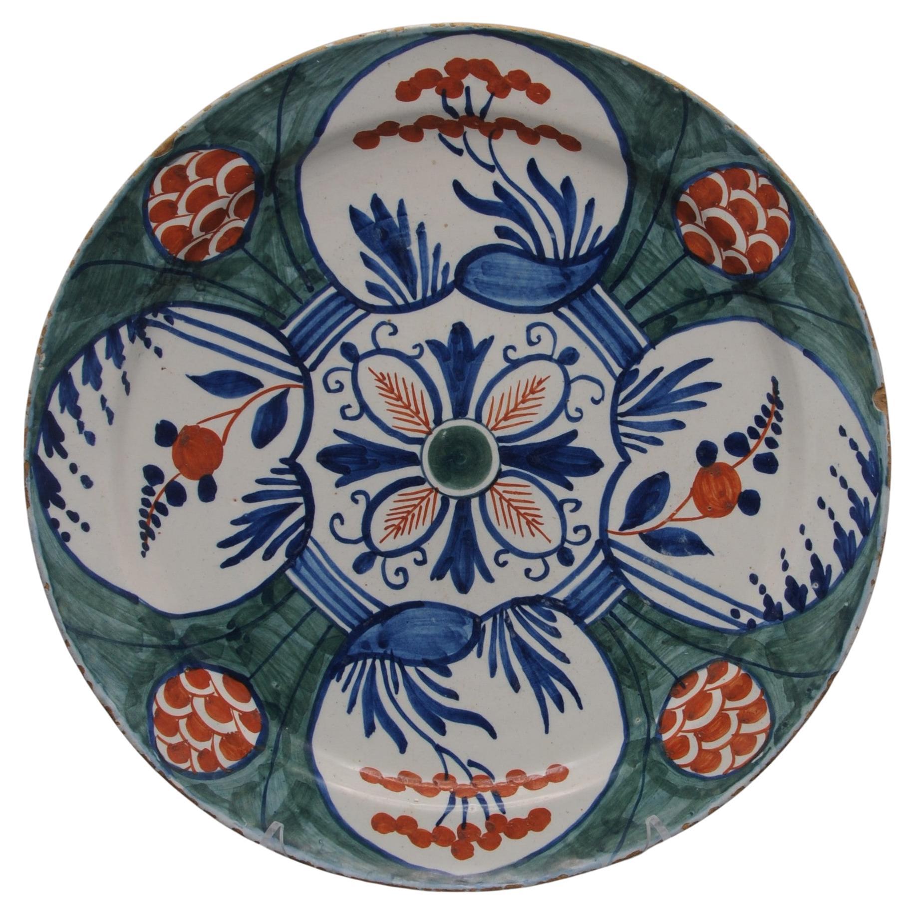Delft - Large green and polychrome 'Four Hearts' charger -  mid 18th century For Sale