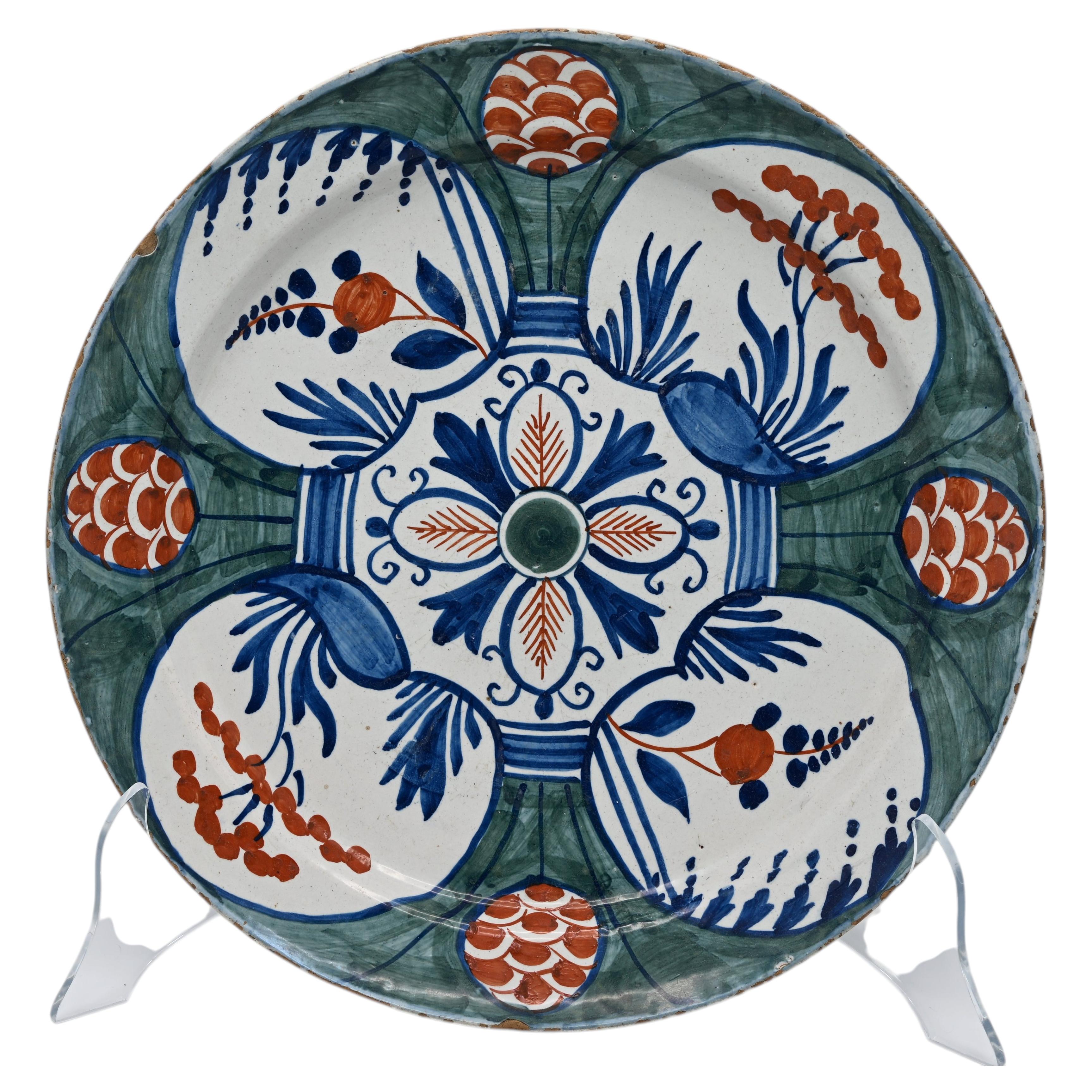 Antique Delft - Large green and polychrome 'Four Hearts' dish - 18th century For Sale