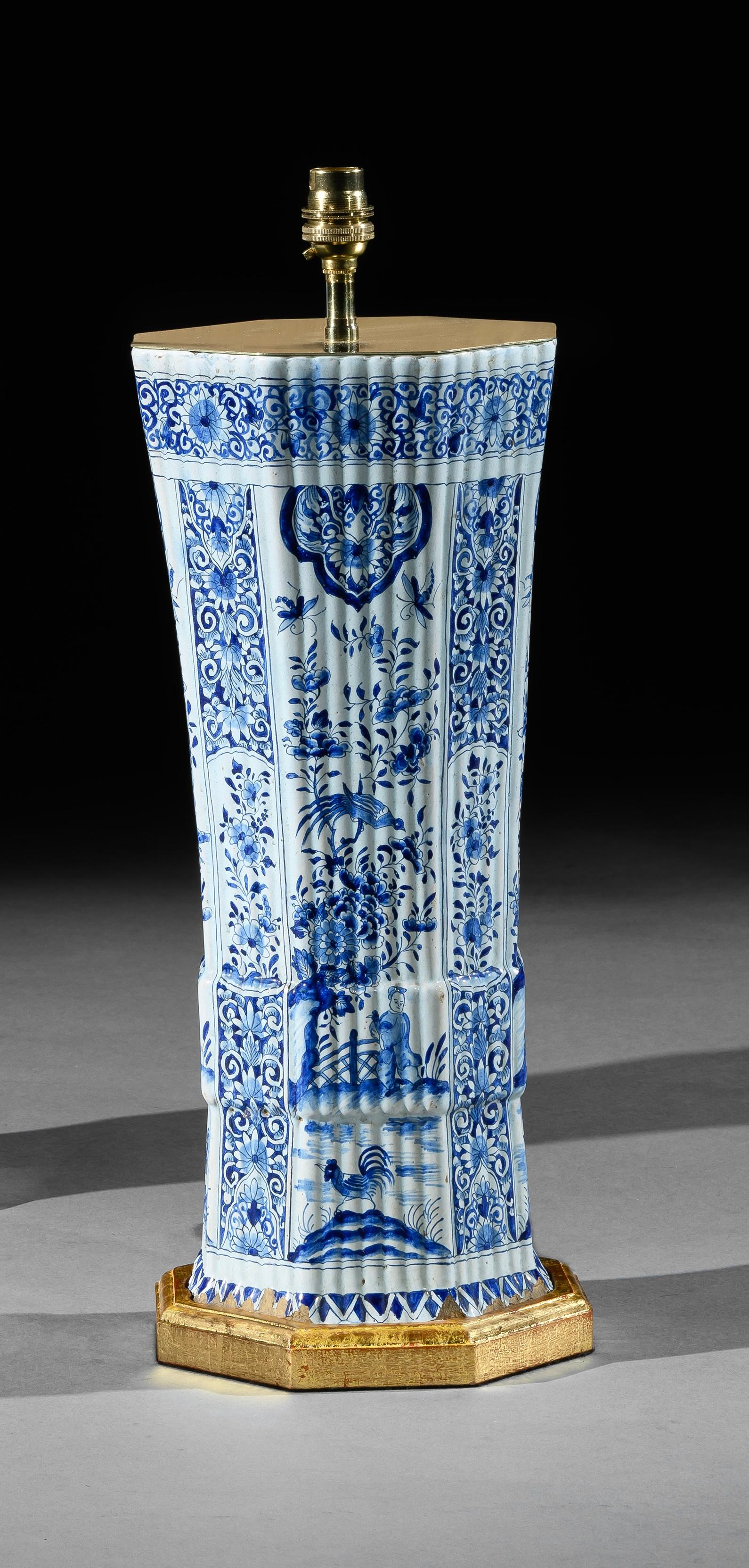 Très belle paire de vases Delft hollandais du milieu du 19e siècle, avec des corps nervurés et une décoration délicatement peinte dans des tons de bleu sur un fond blanc, maintenant montés comme lampes avec des bases sur mesure dorées à la