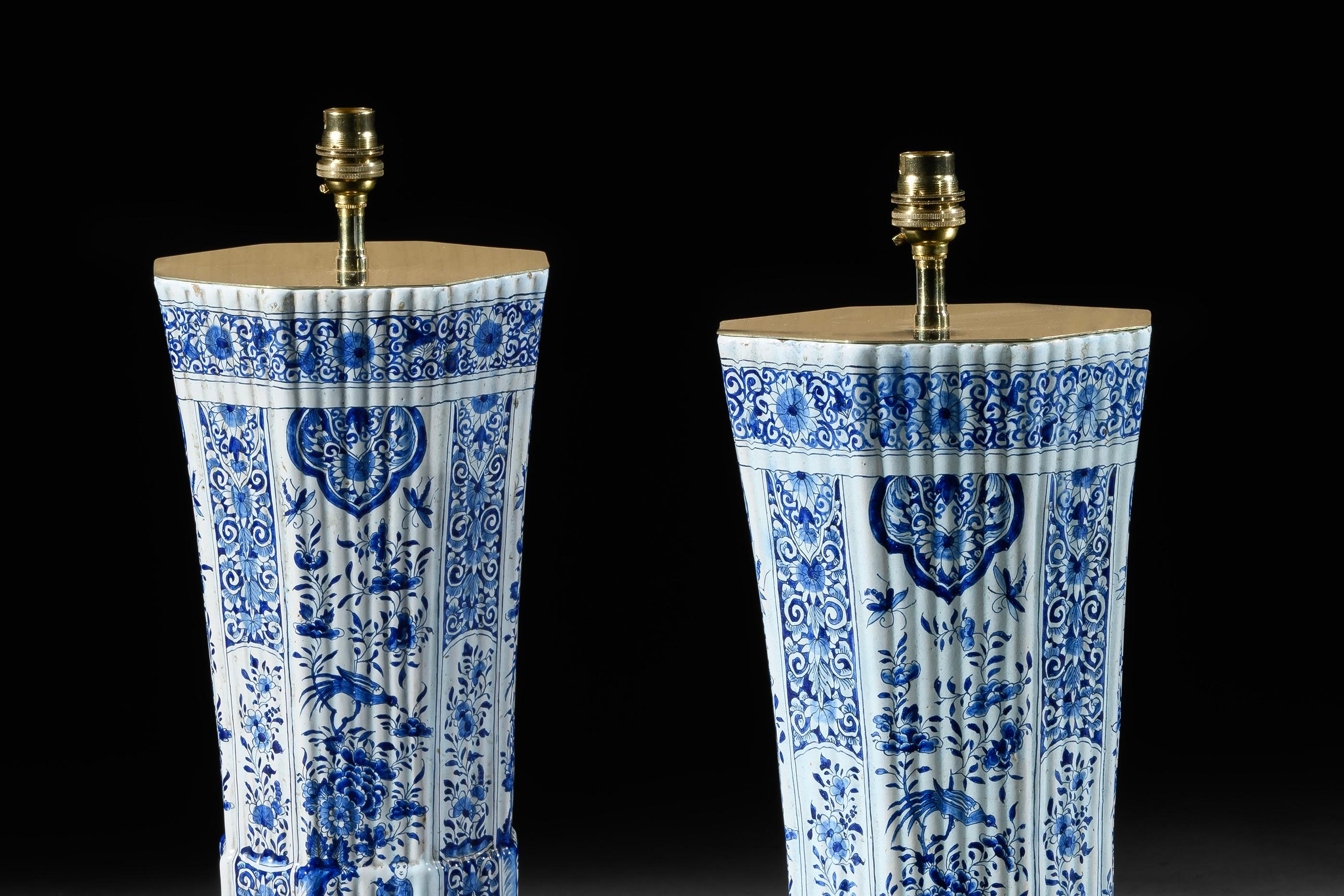 Vernissé Paire de lampes de table à côtes bleues et blanches de Delft, milieu du 19e siècle en vente