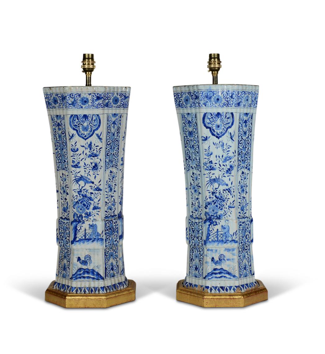 Paire de lampes de table à côtes bleues et blanches de Delft, milieu du 19e siècle Bon état - En vente à London, GB