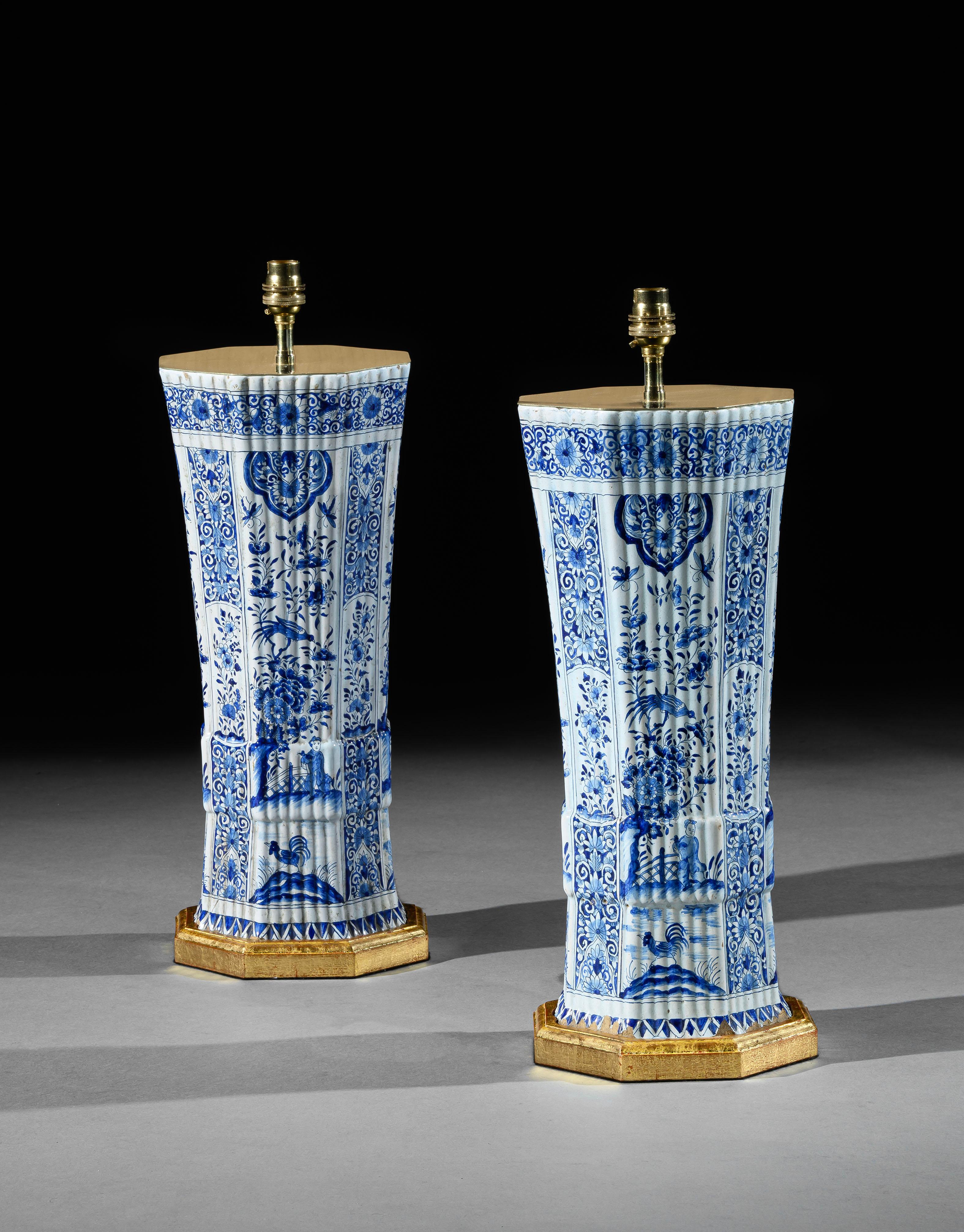 Paire de lampes de table à côtes bleues et blanches de Delft, milieu du 19e siècle en vente 1