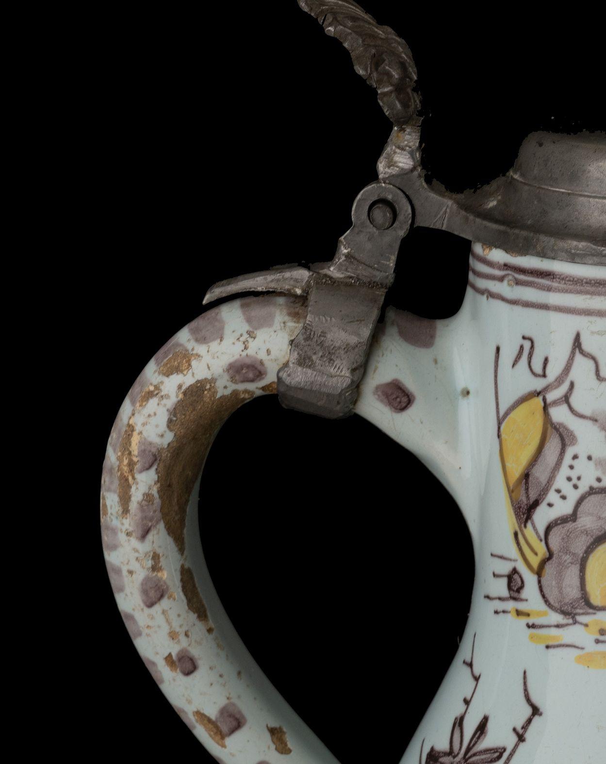 Delft, Large Polychrome chinoiserie beer mug Delft, 1680-1690 purple and yellow For Sale 2
