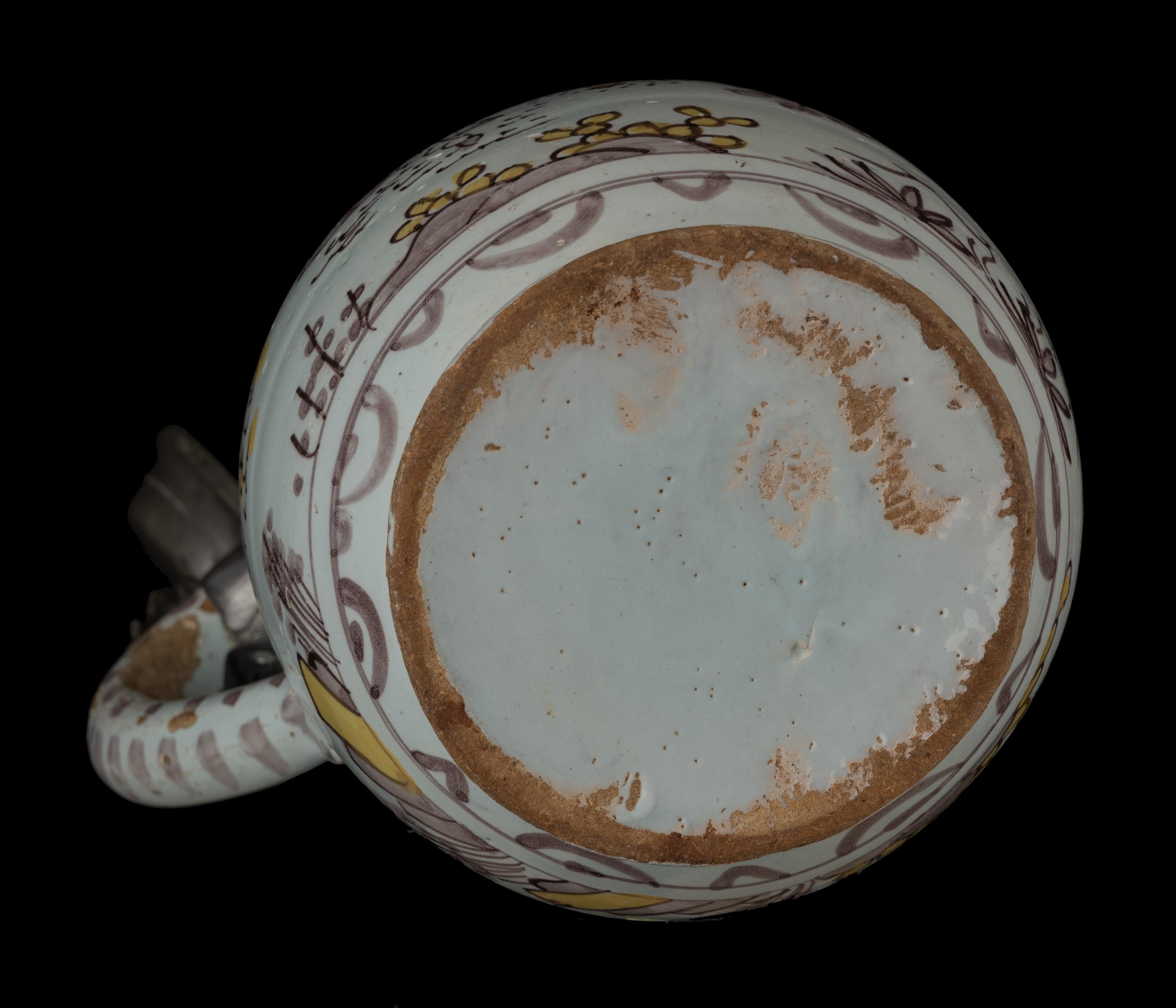 Delft, Large Polychrome chinoiserie beer mug Delft, 1680-1690 purple and yellow For Sale 4