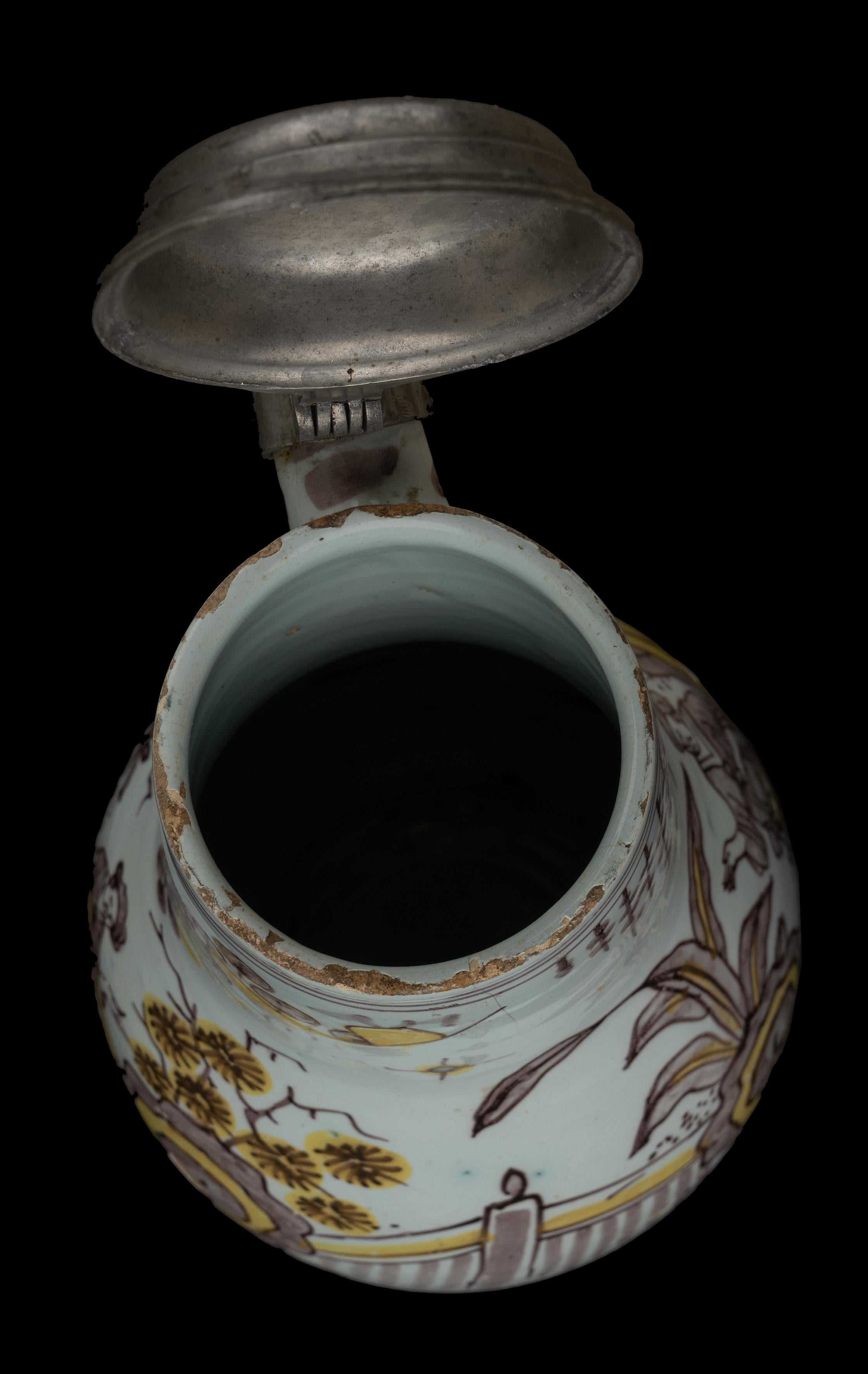 Delft, Large Polychrome chinoiserie beer mug Delft, 1680-1690 purple and yellow For Sale 5