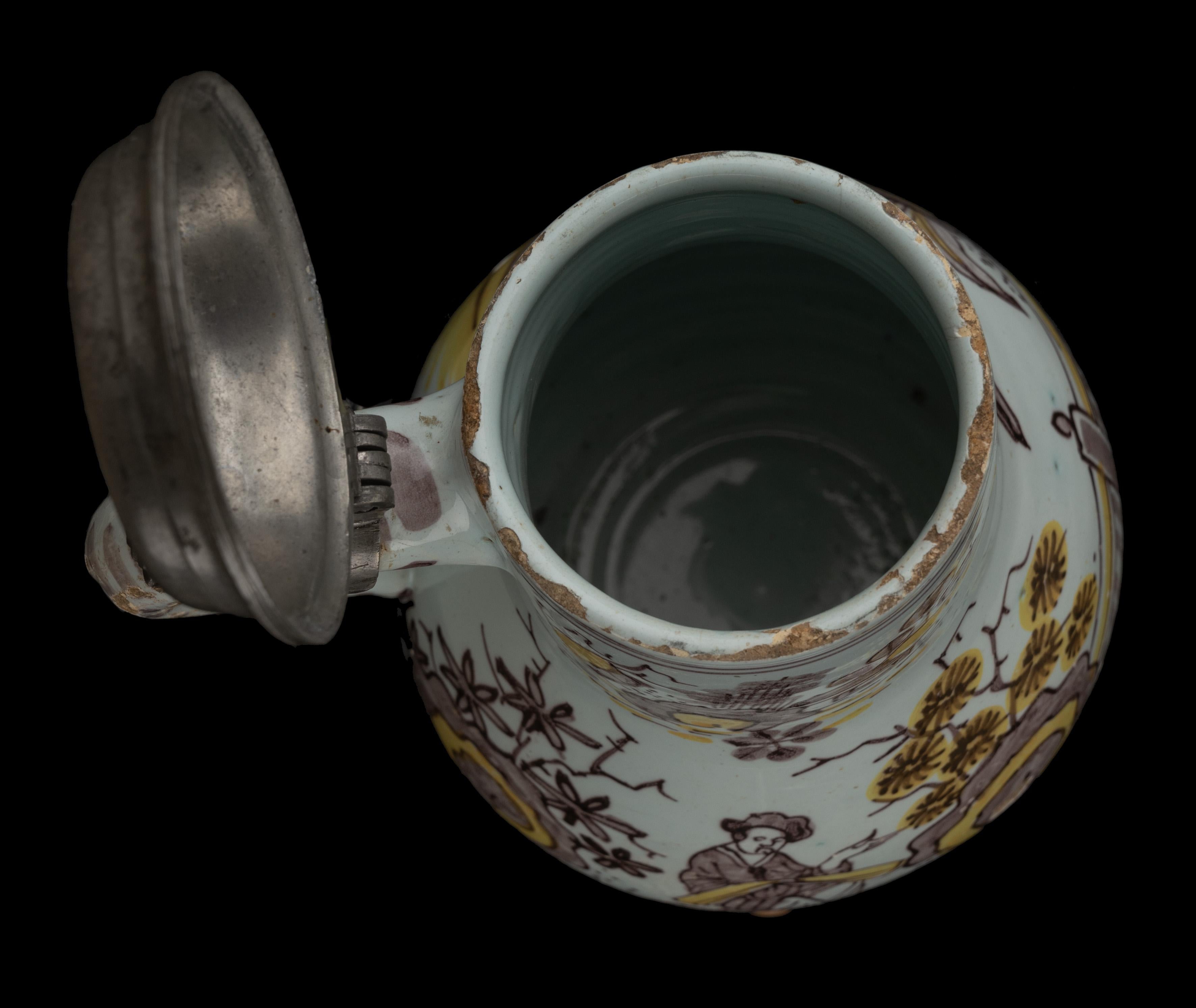 Delft, Large Polychrome chinoiserie beer mug Delft, 1680-1690 purple and yellow For Sale 6