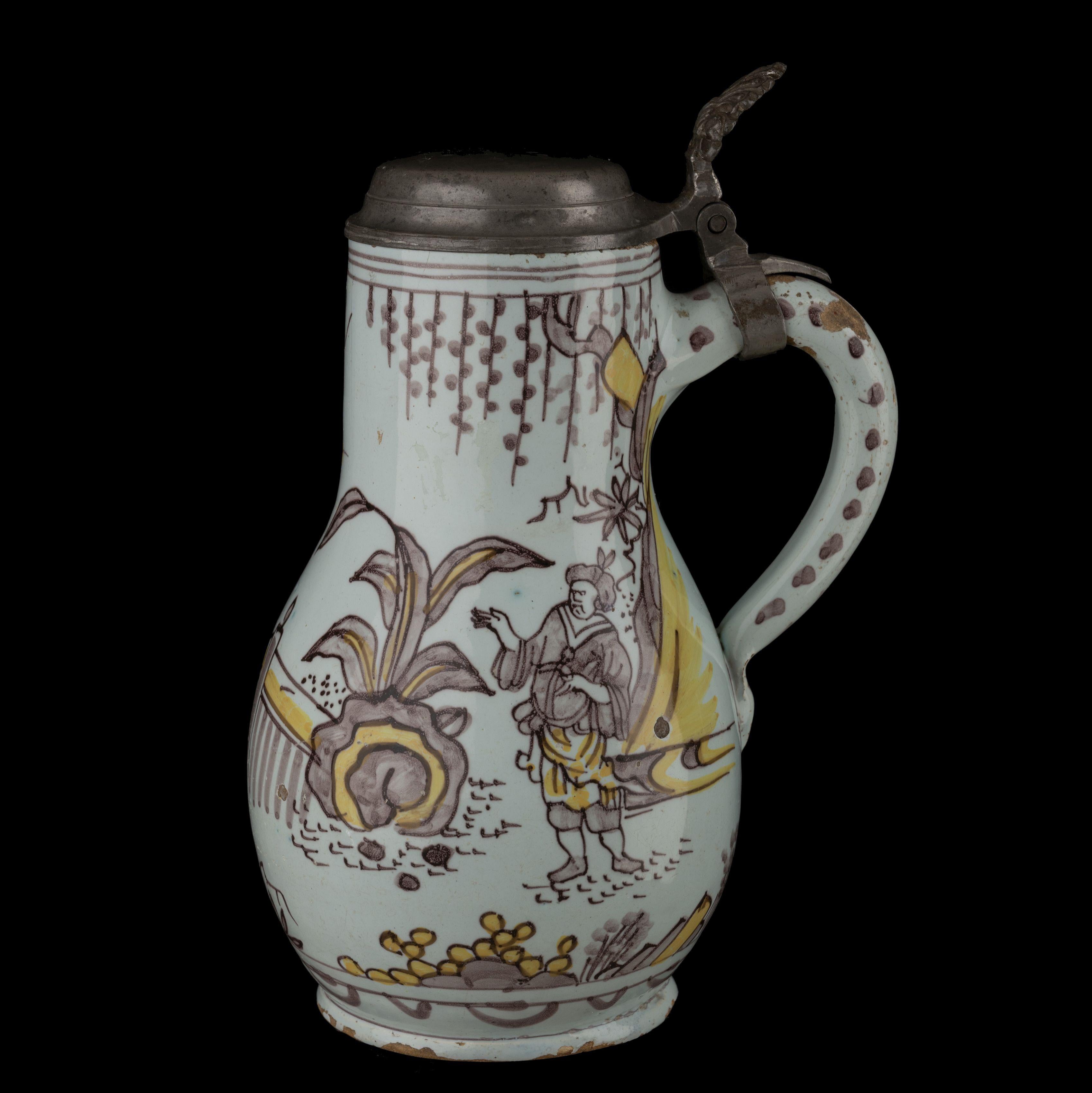 Delft, Large Polychrome chinoiserie beer mug Delft, 1680-1690 purple and yellow In Good Condition For Sale In ROSSUM, GE