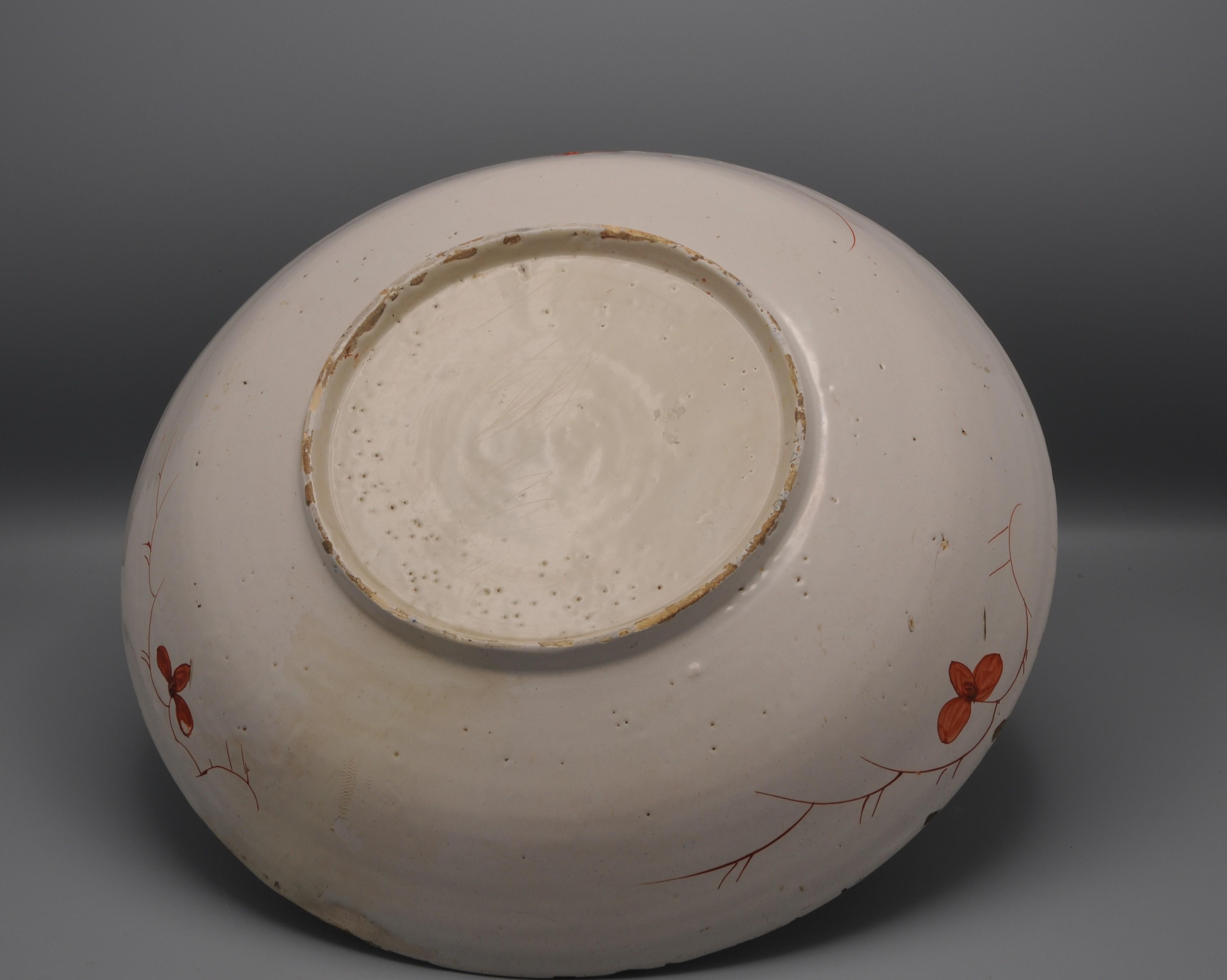Delft - Large polychrome 'petit feu' armorial charger - mid 18th century For Sale 3