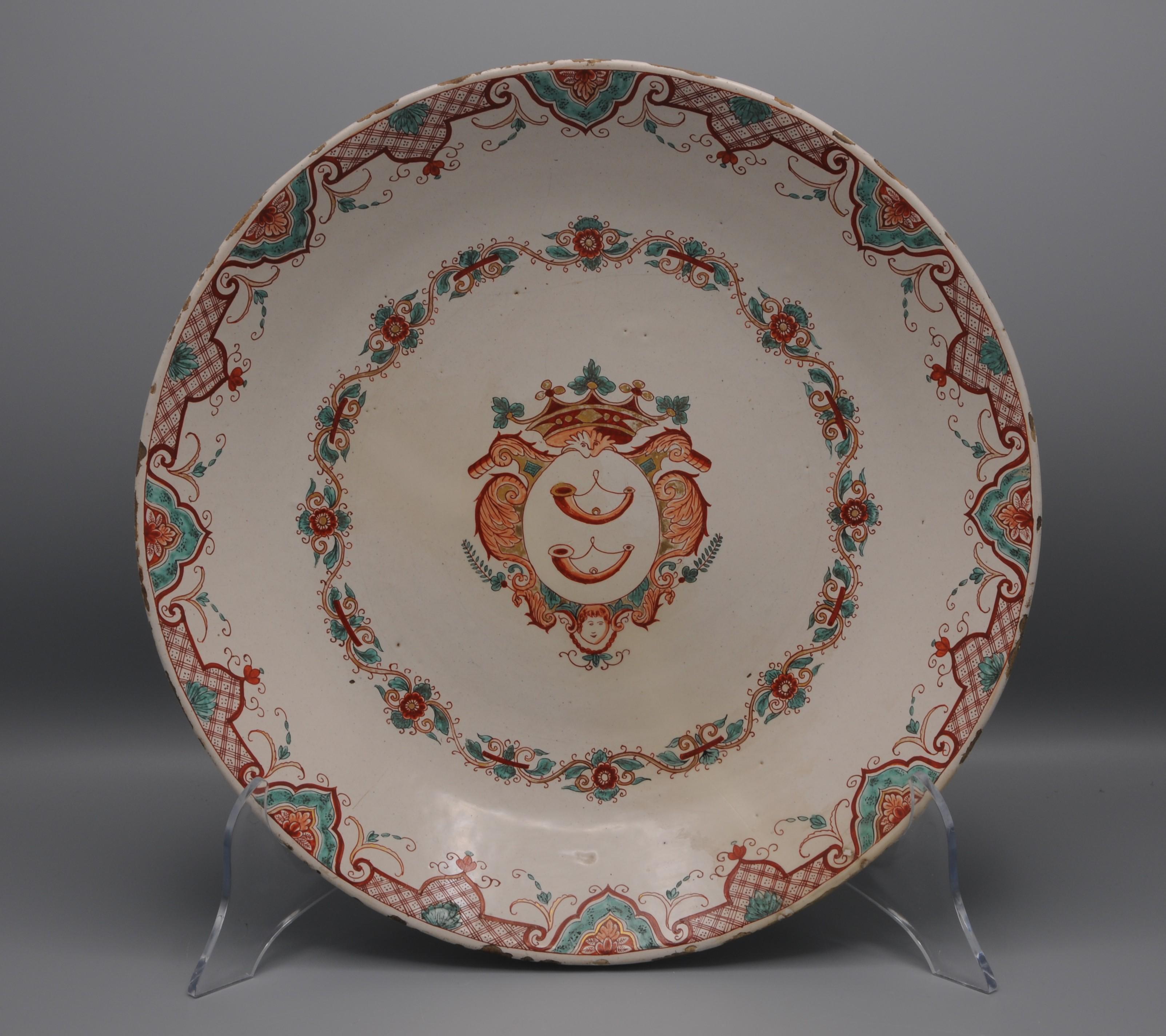 Chinoiserie Delft - Large polychrome 'petit feu' armorial charger - mid 18th century For Sale