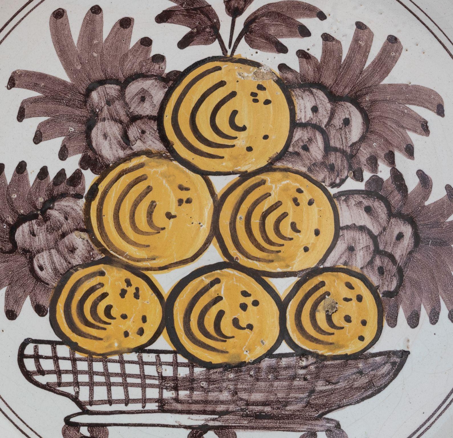 Delfter Majolika-Schale mit Obst in Lila und Gelb aus den Niederlanden 1660-1700 (17. Jahrhundert) im Angebot