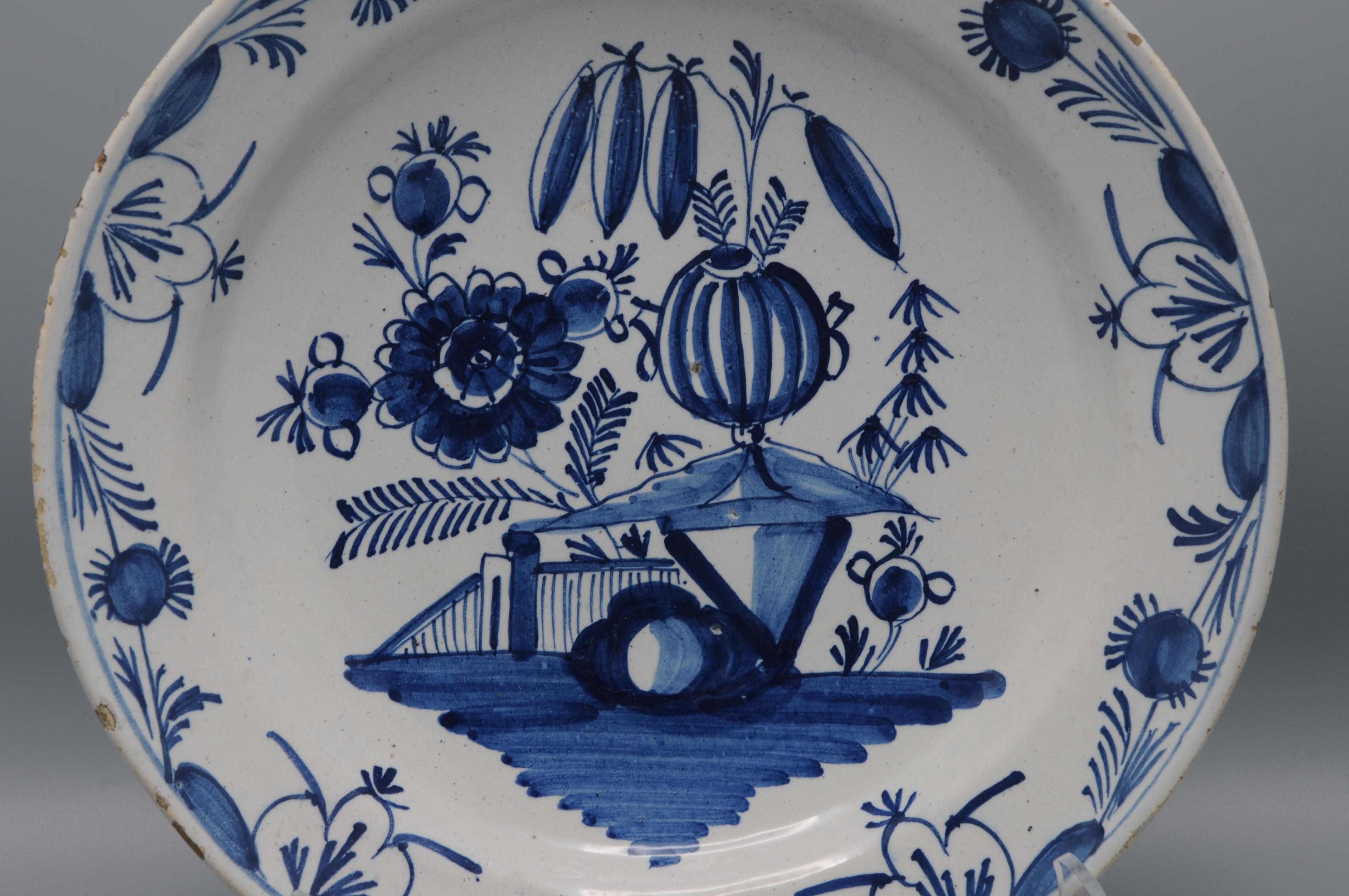 Néoclassique Faïence de Delft  - Assiette néo-classique en faïence bleue et blanche, fin du 18e siècle en vente