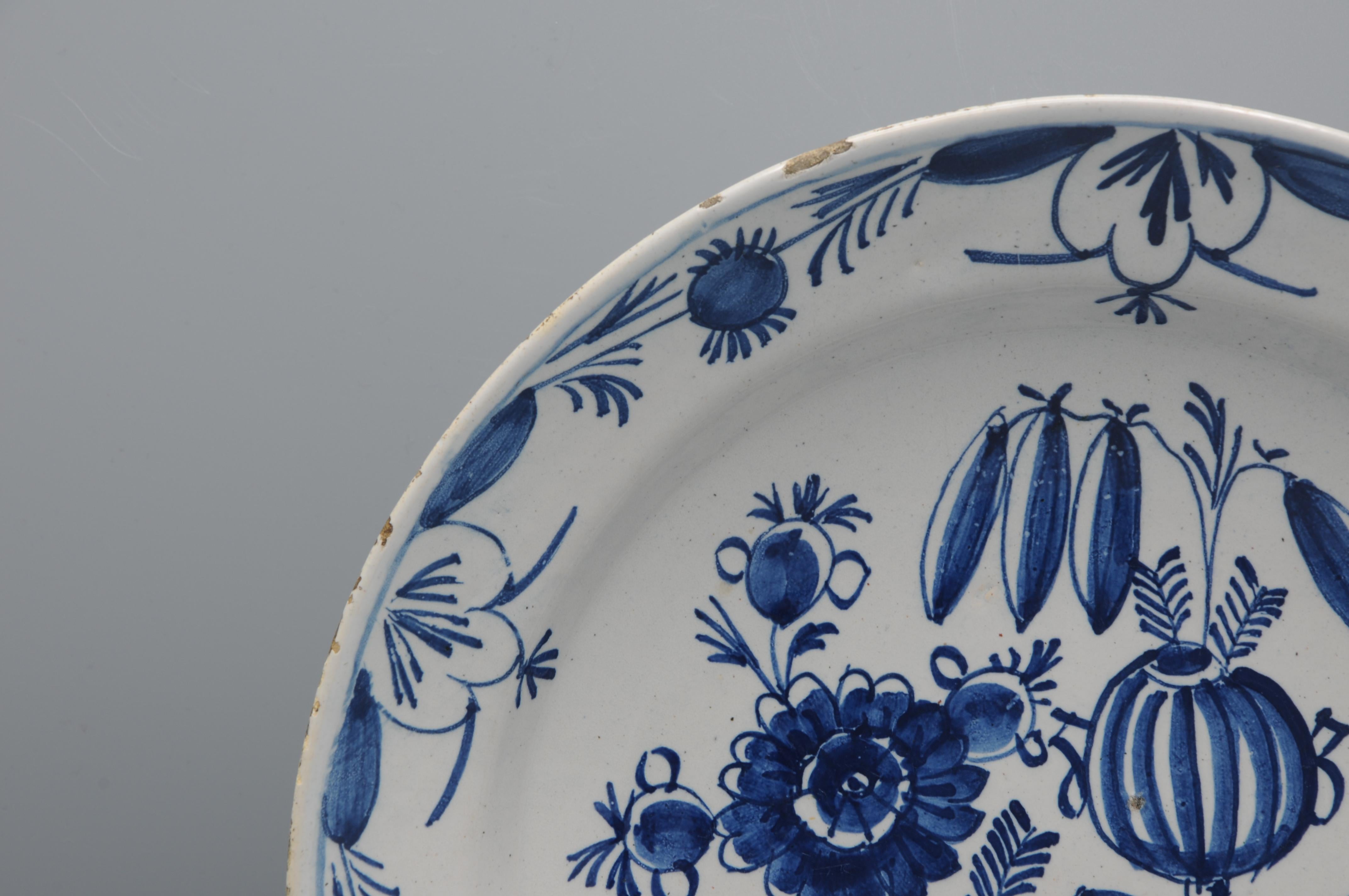 Néerlandais Faïence de Delft  - Assiette néo-classique en faïence bleue et blanche, fin du 18e siècle en vente