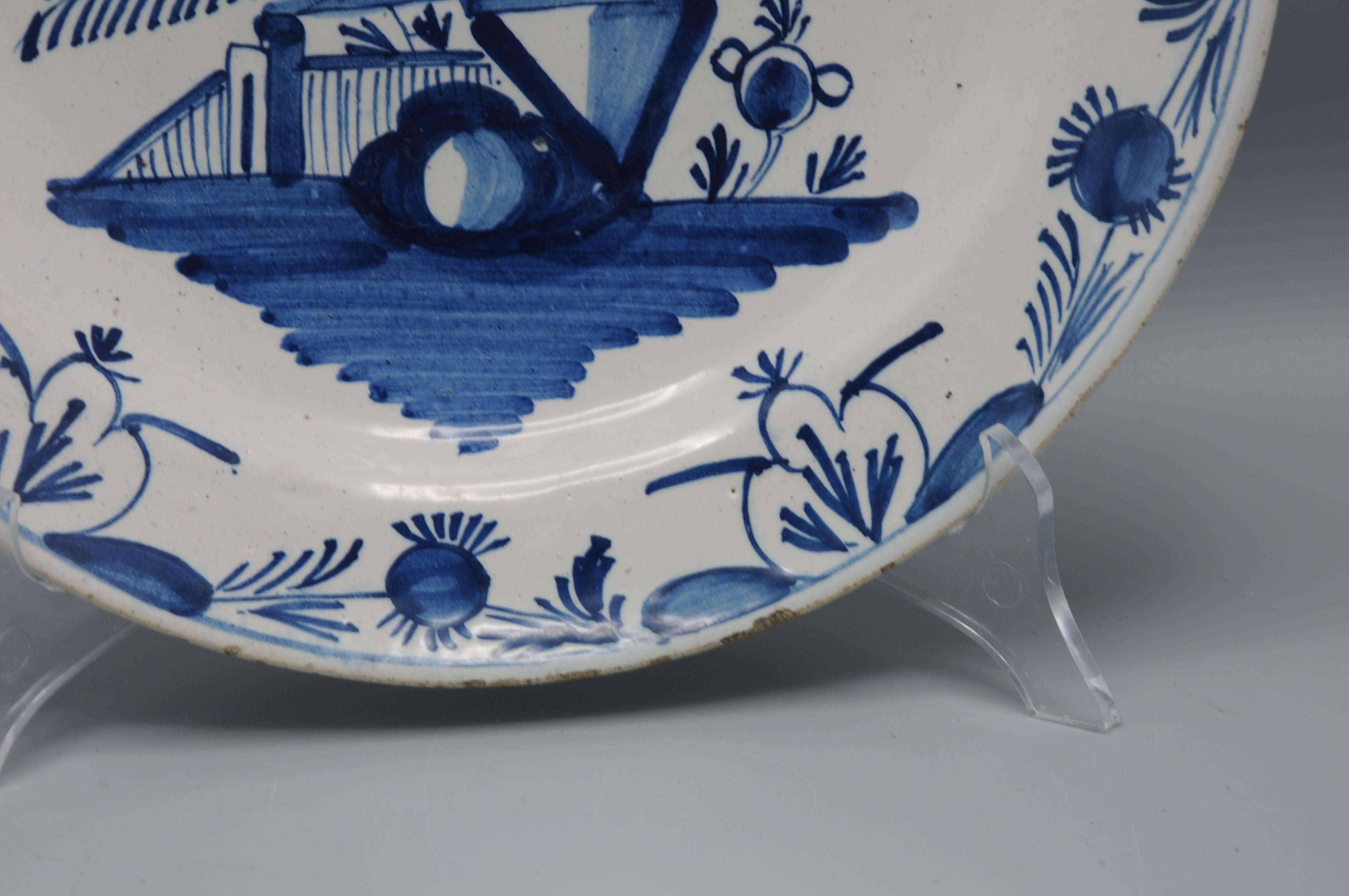 Vernissé Faïence de Delft  - Assiette néo-classique en faïence bleue et blanche, fin du 18e siècle en vente