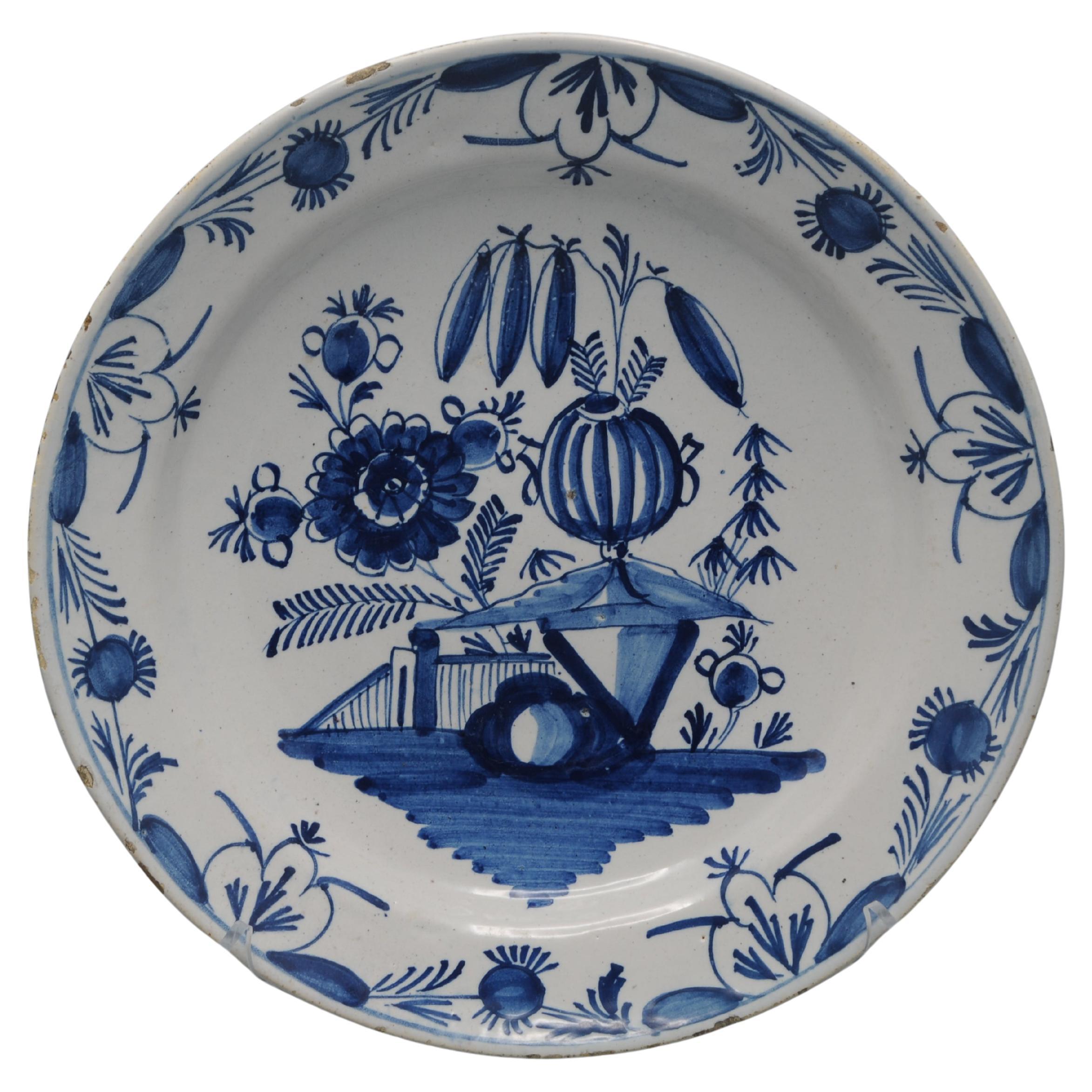 Faïence de Delft  - Assiette néo-classique en faïence bleue et blanche, fin du 18e siècle en vente