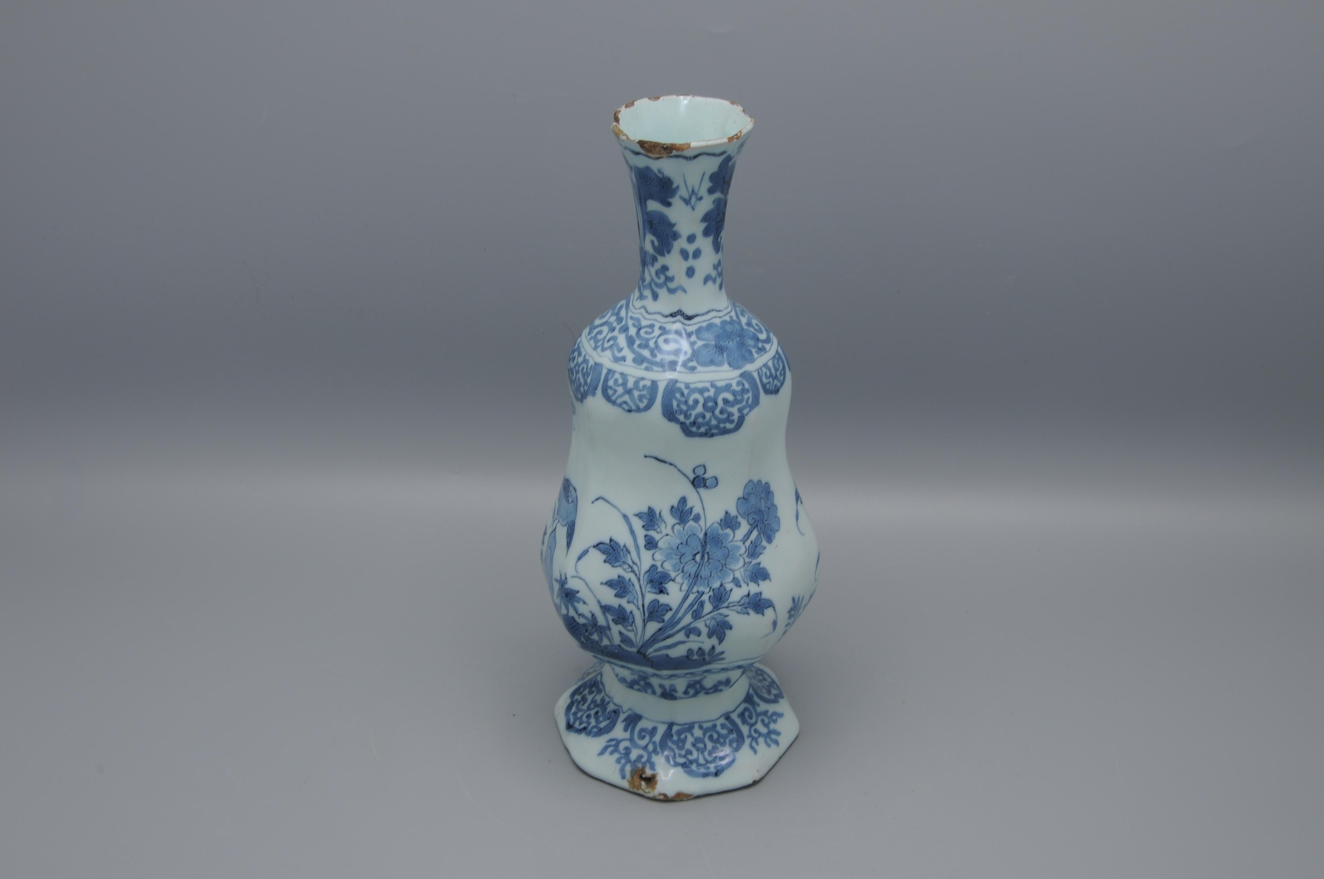 Delft - octagonal kalbas shaped vase,  late 17th century For Sale 3