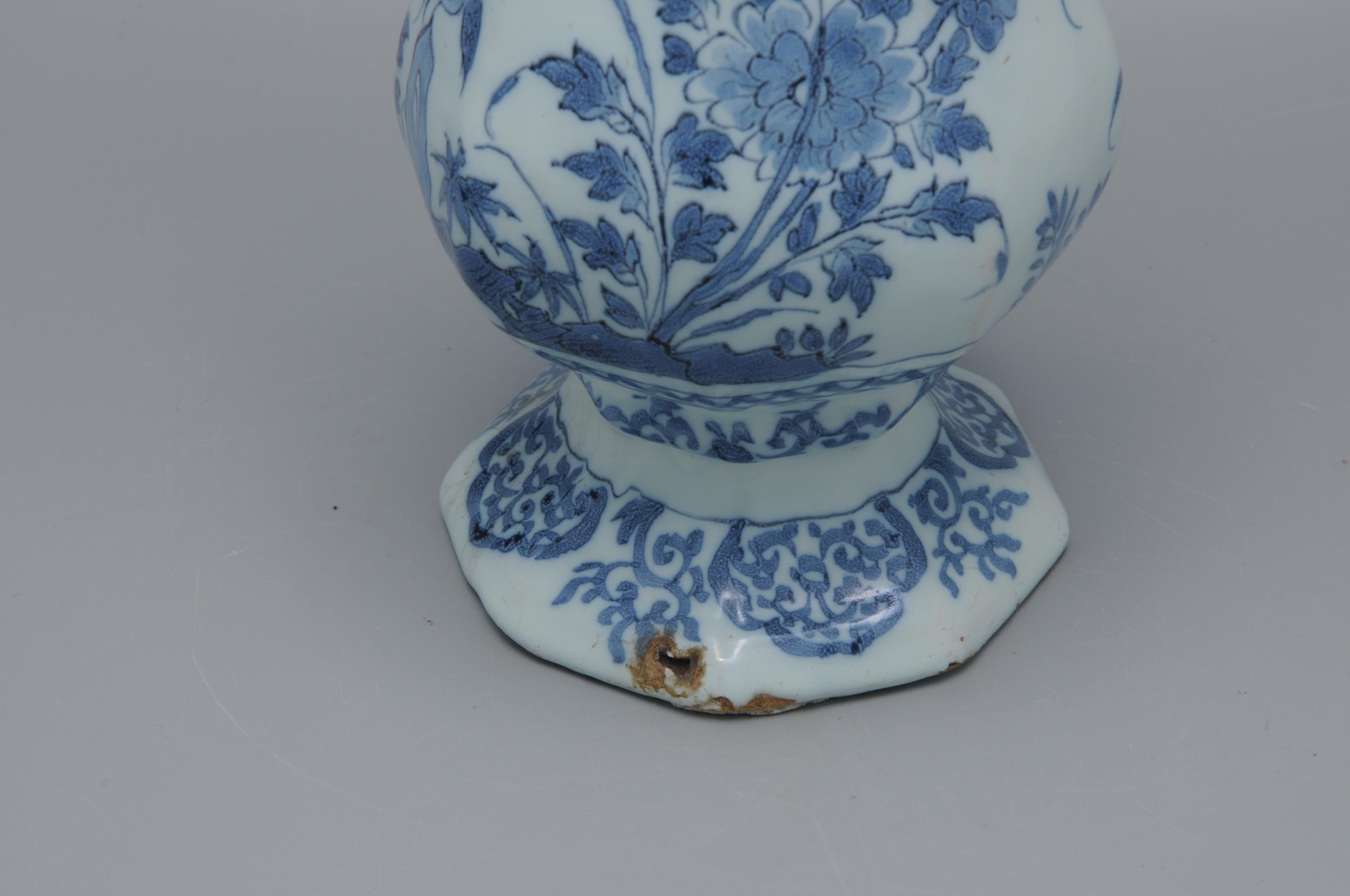 Delft - octagonal kalbas shaped vase,  late 17th century For Sale 4