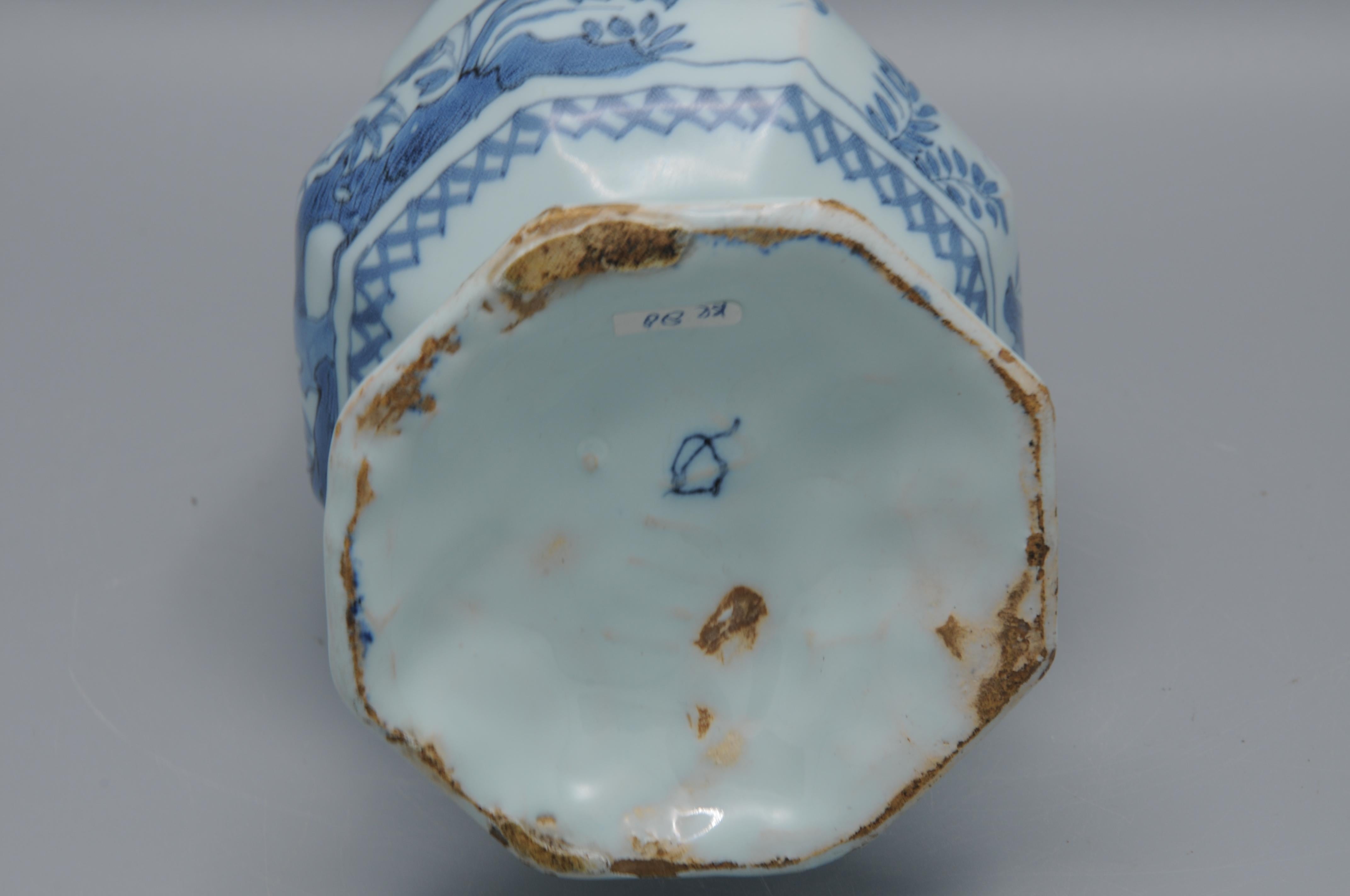 Delft - octagonal kalbas shaped vase,  late 17th century For Sale 6