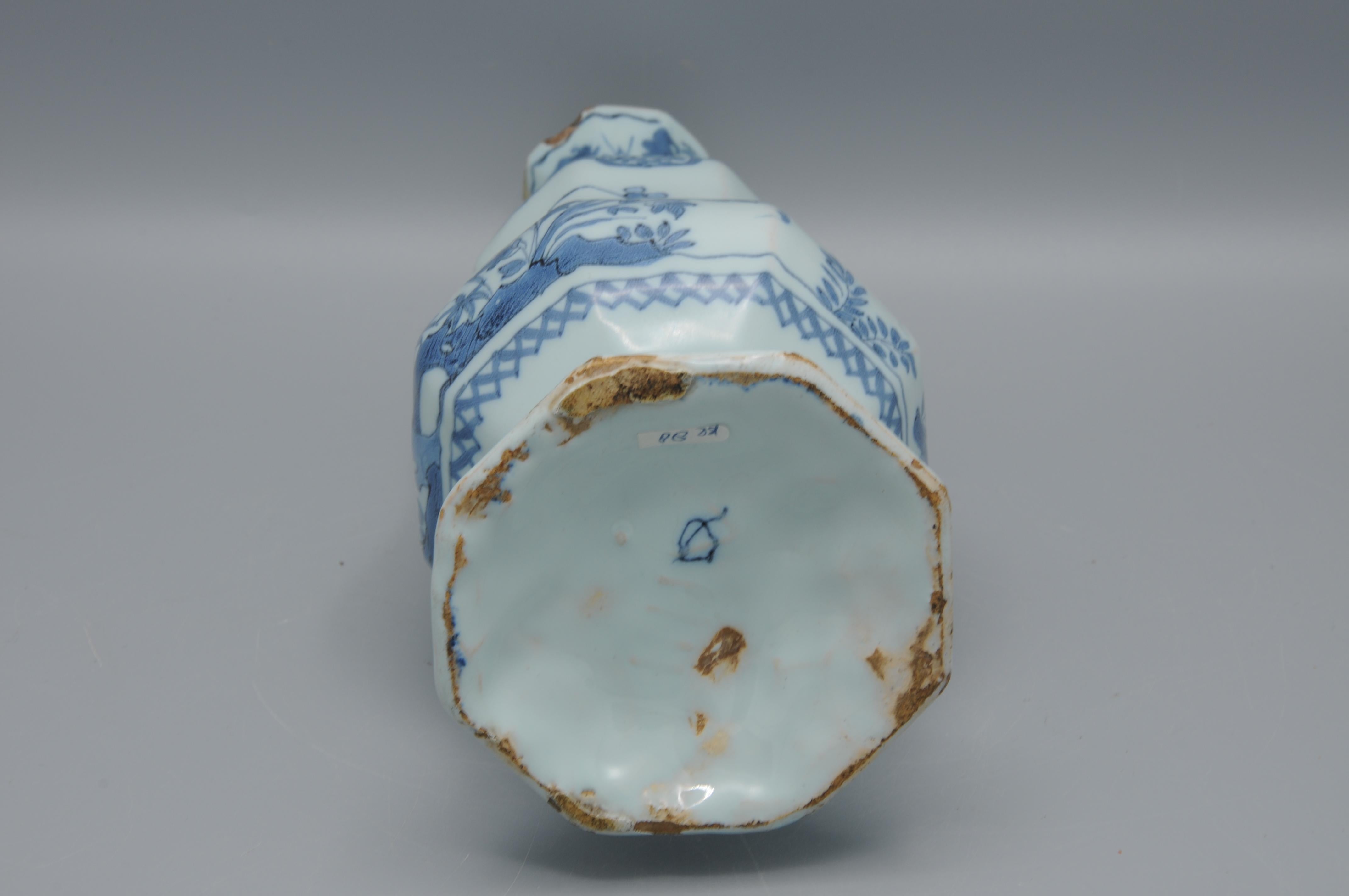 Delft - octagonal kalbas shaped vase,  late 17th century For Sale 7