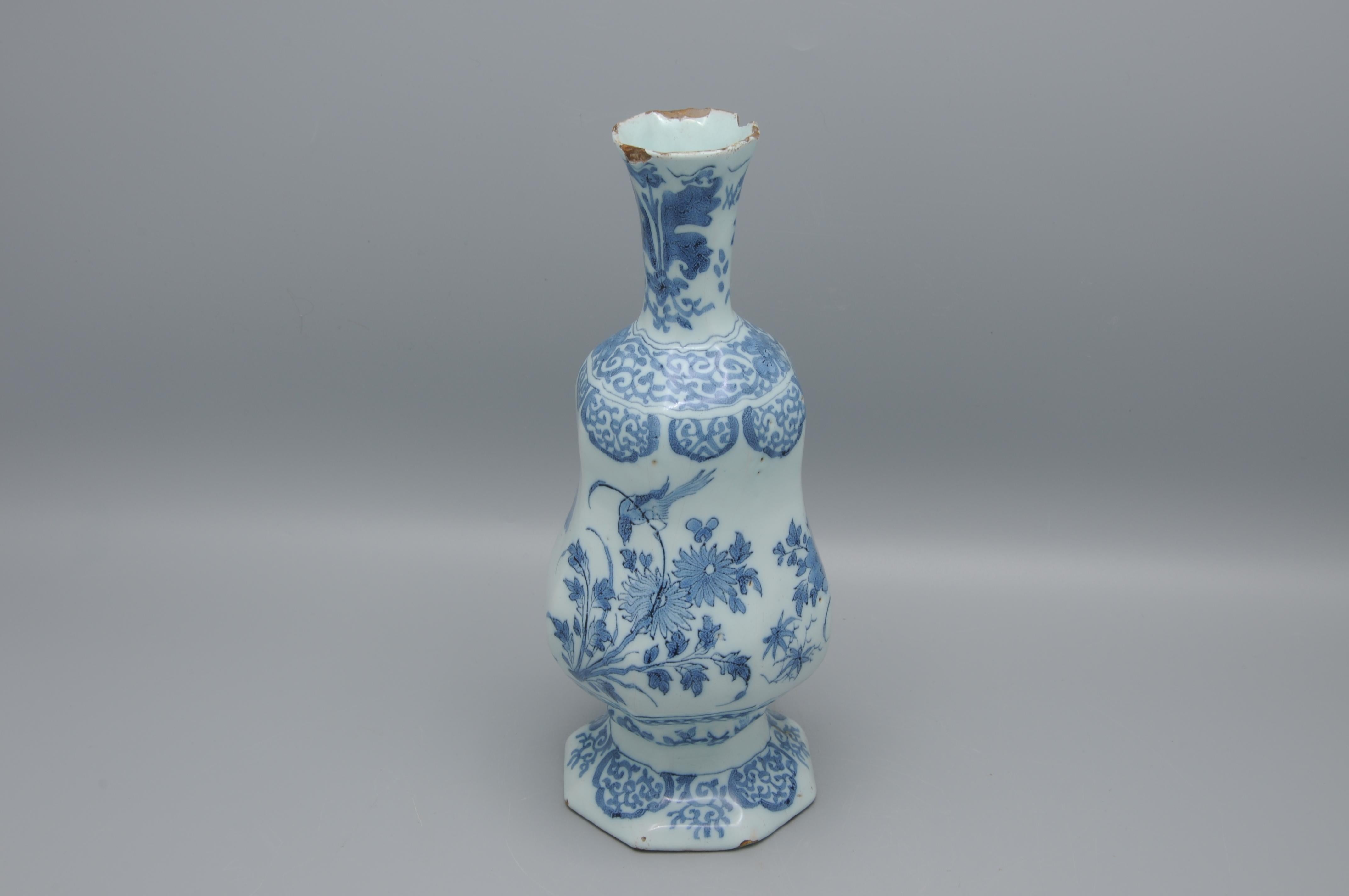 Octagonal kalbas shape vase (soliflore), decorated in the Chinese transition style depicting birds perched on flowering branches, with detailed peonies and chrysanthemums.

Provenance: Ex-collection of Dionydia Wilhemina Everwijn (1923-2011).