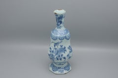 Delft - achteckige kalbasförmige Vase,  spätes 17. Jahrhundert