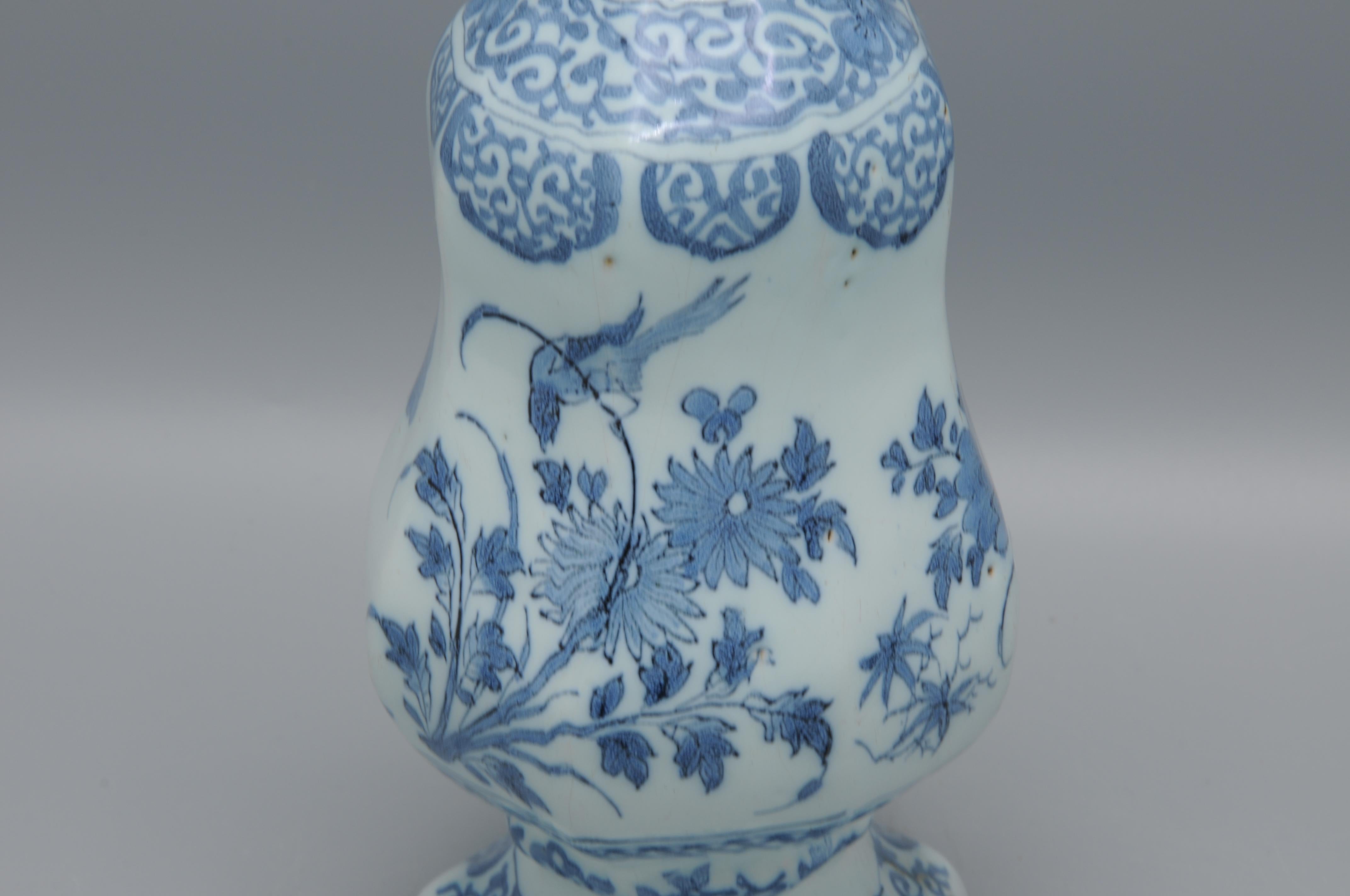 Baroque Delft - octagonal kalbas shaped vase,  late 17th century For Sale