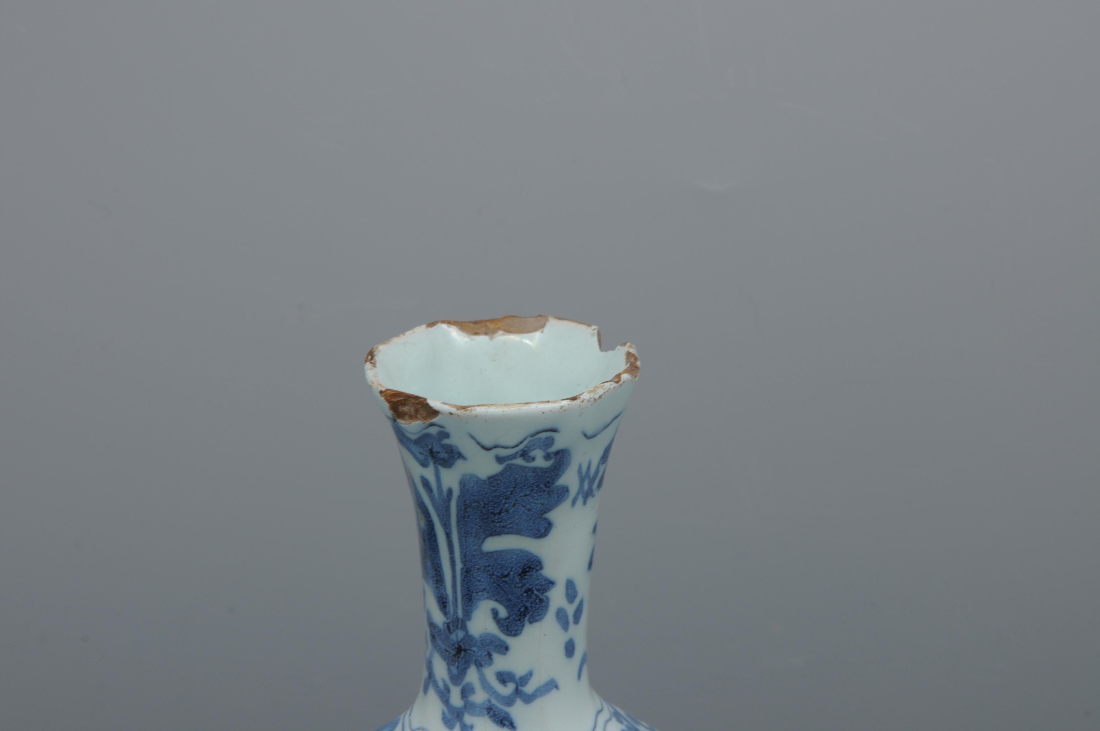 Delft - octagonal kalbas shaped vase,  late 17th century In Good Condition For Sale In DELFT, NL